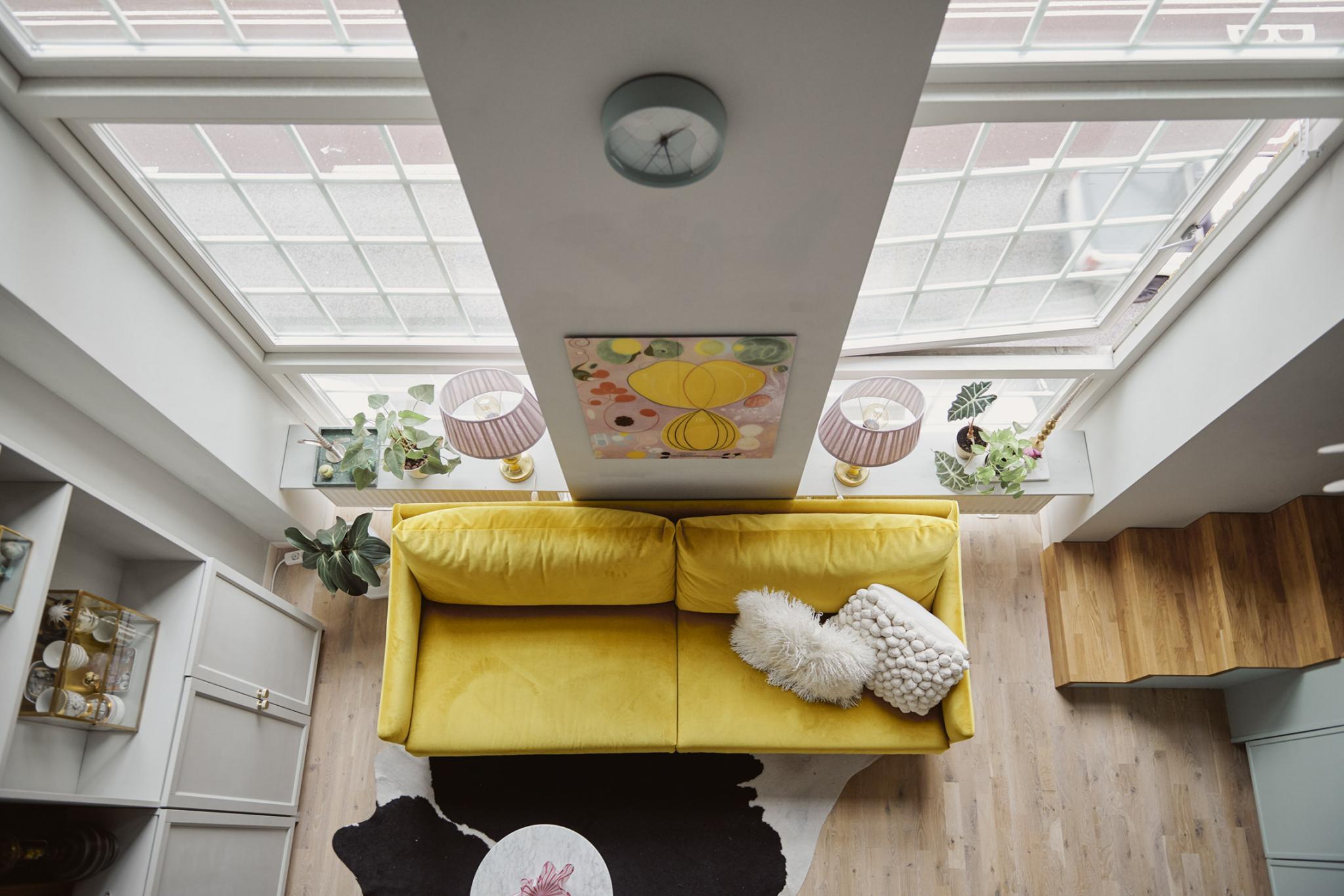 vue salon avec canapé jaune