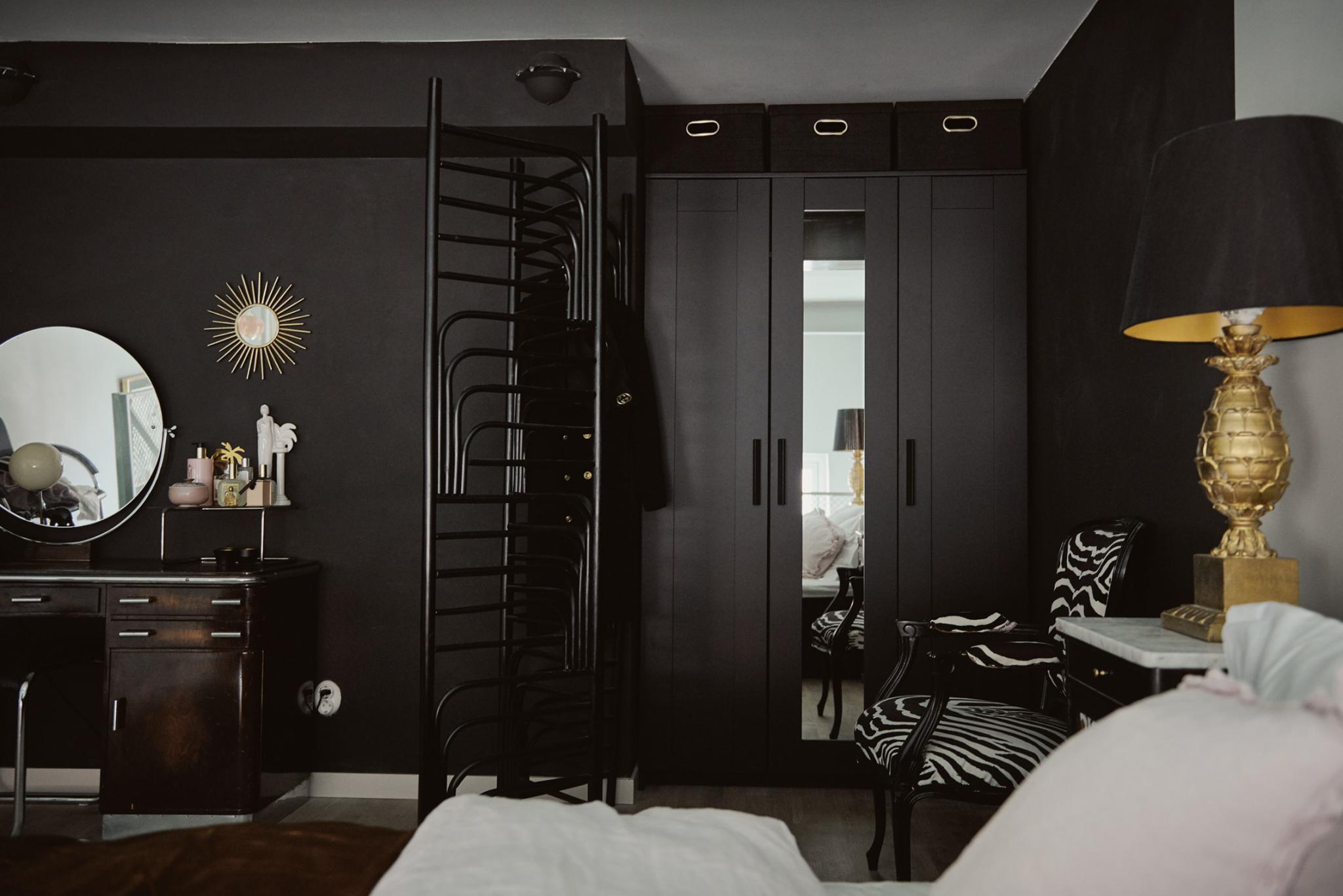chambre murs noirs