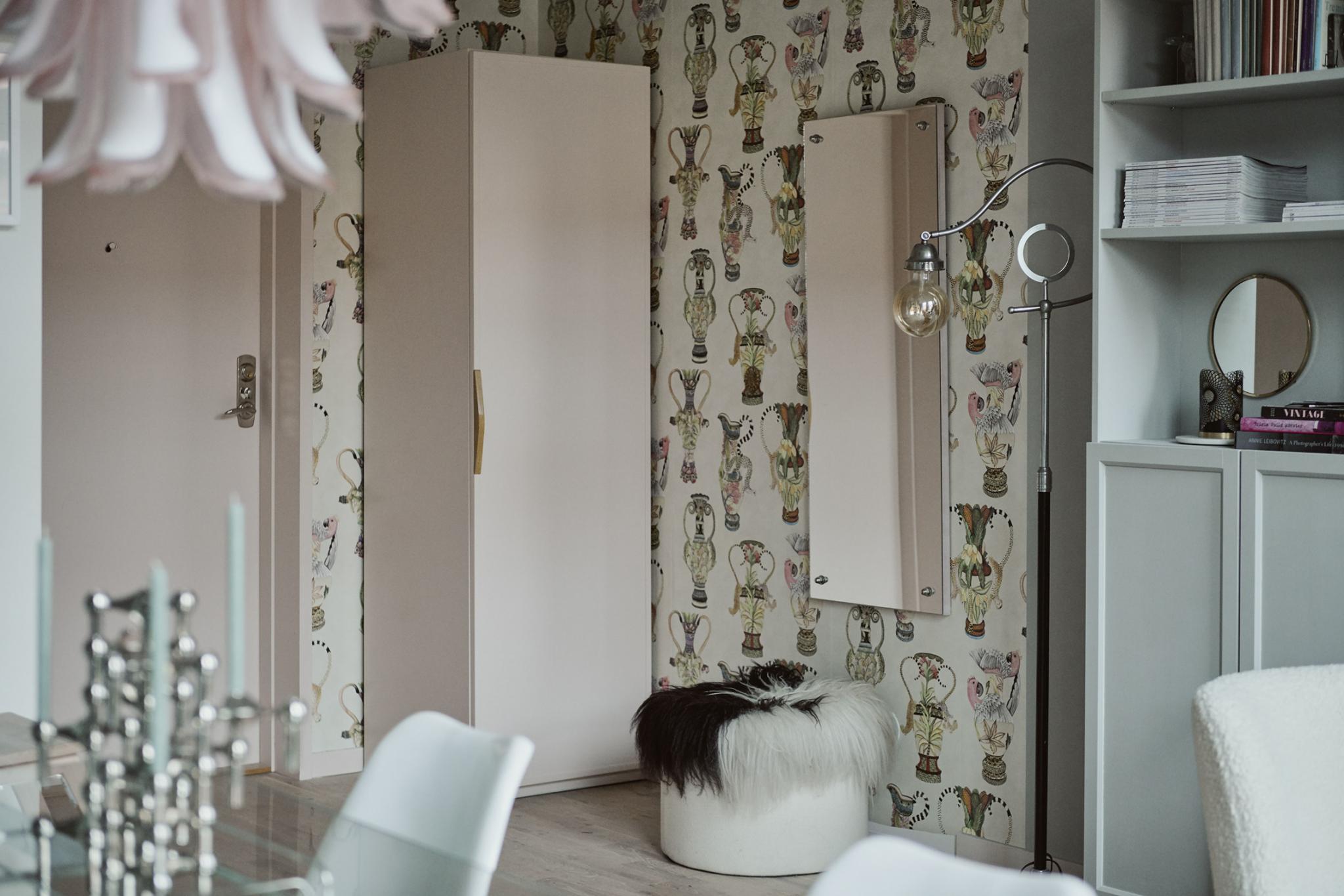 salle à manger avec papier-peint
