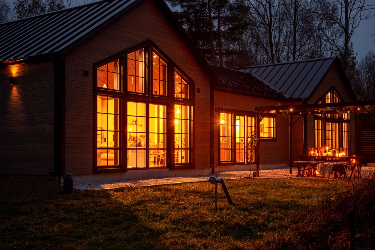 façade maison suédois vue nuit