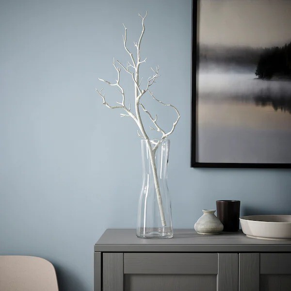 vase en verre avec branche blanche