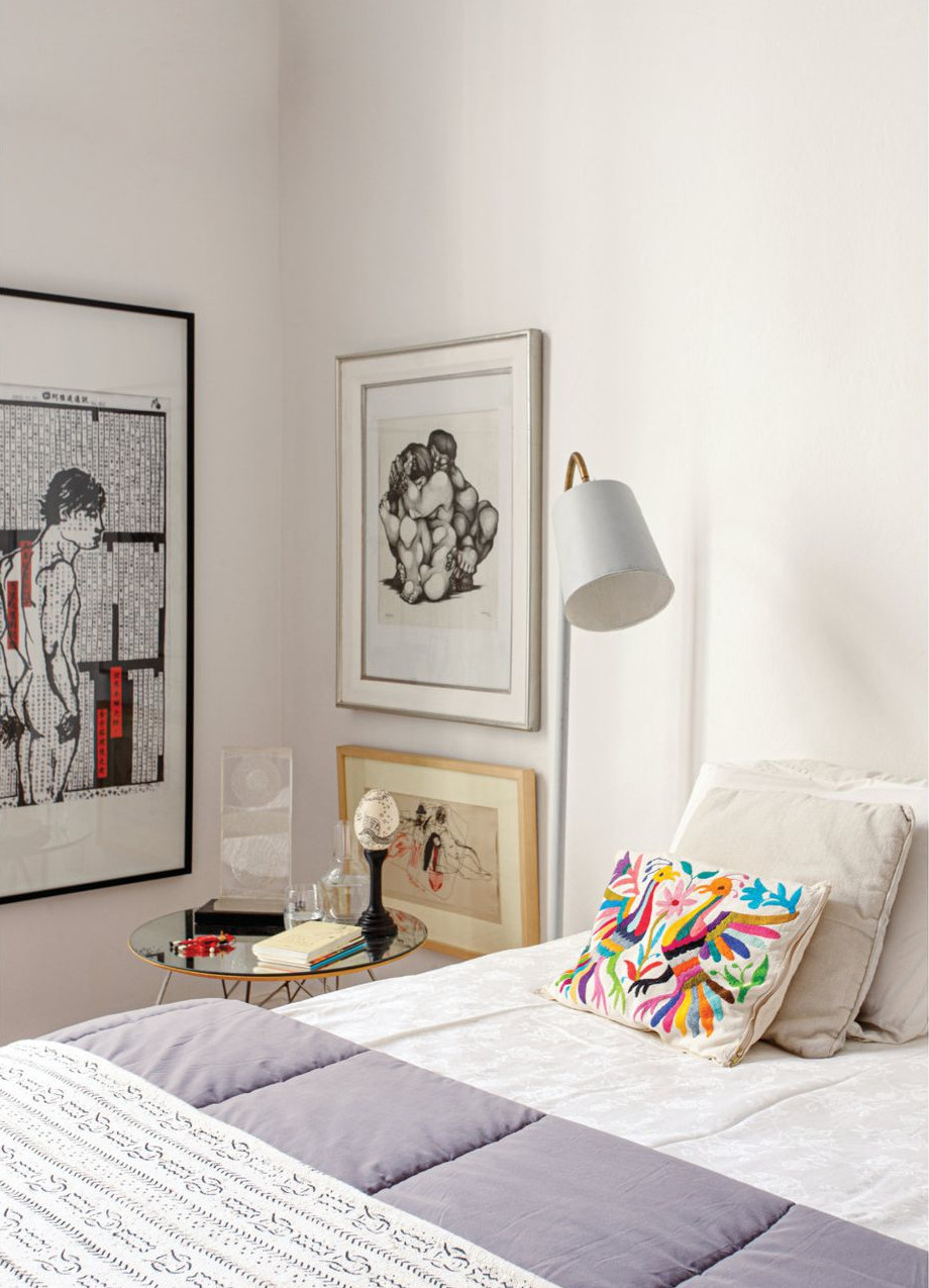 chambre avec cadres muraux