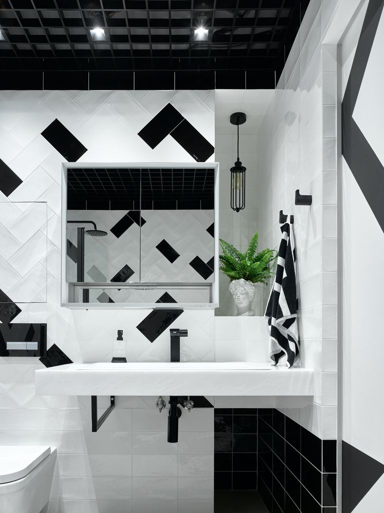 salle de bain noire et blance