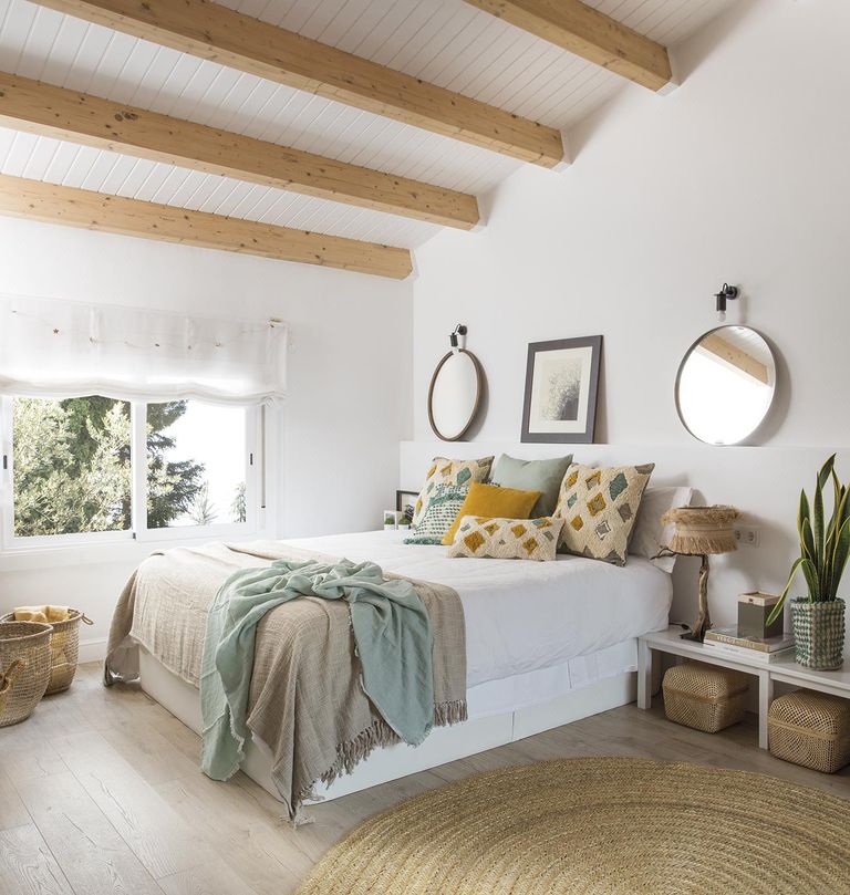 chambre sous combles avec poutres