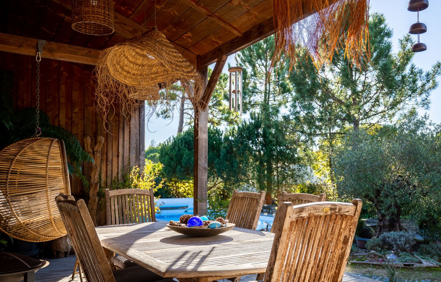 terrasse abritée avec fauteuil suspendu