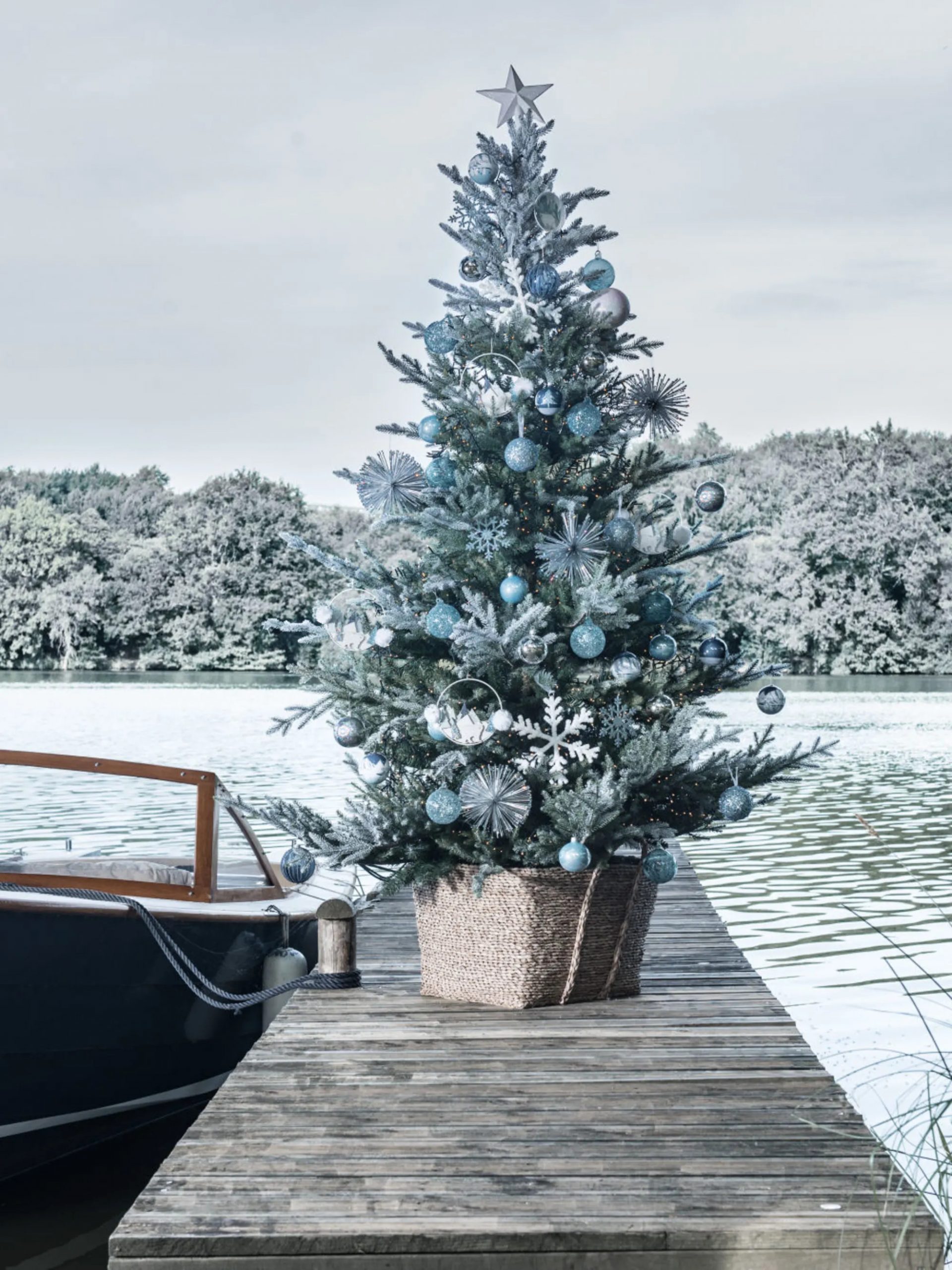 sapin de Noël décoré en bleu sapin de Noël décoré en bleu