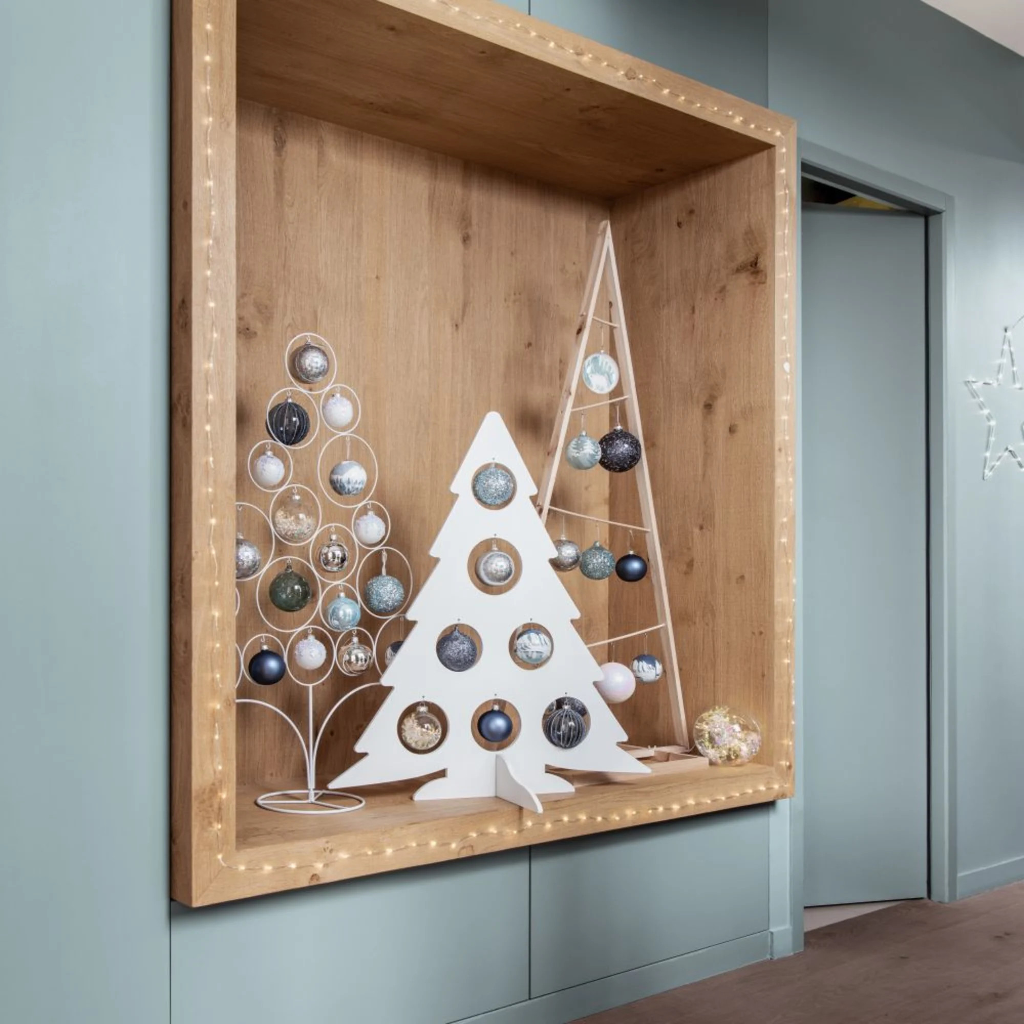 entrée avec sapin en bois et boules entrée avec sapin en bois et boules