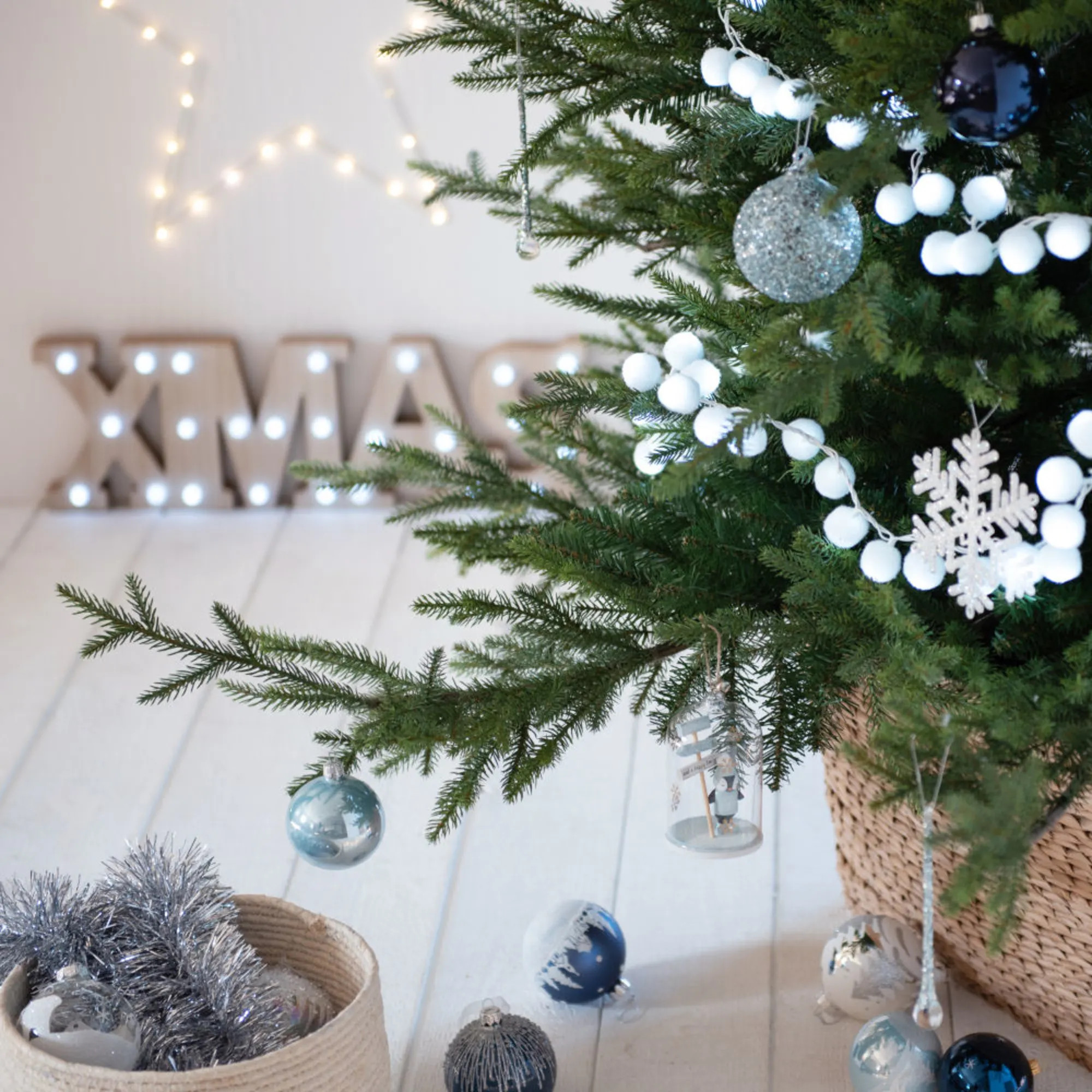sapin décoré en bleu et blanc sapin décoré en bleu et blanc