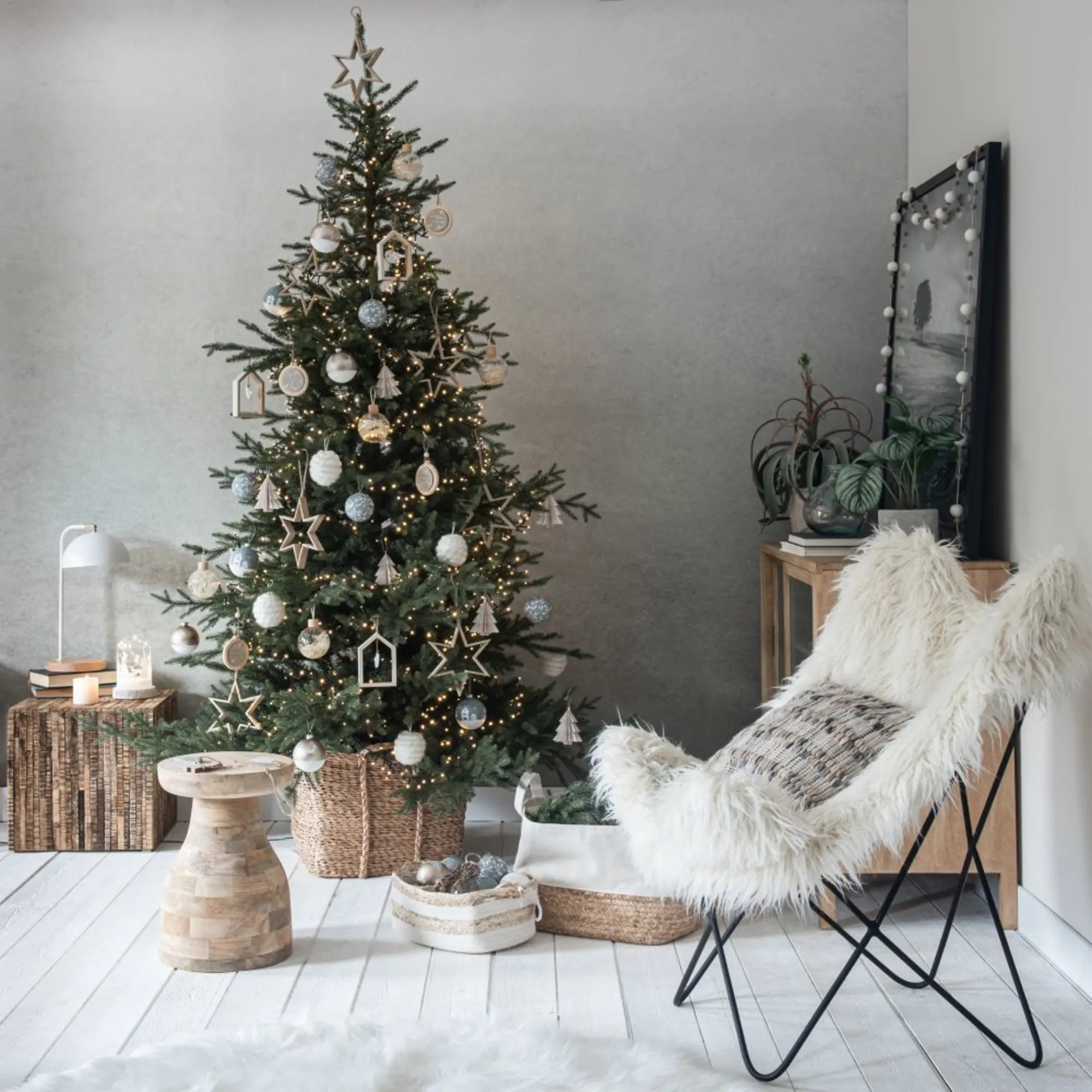 sapin décoré en bleu et bois sapin décoré en bleu et bois