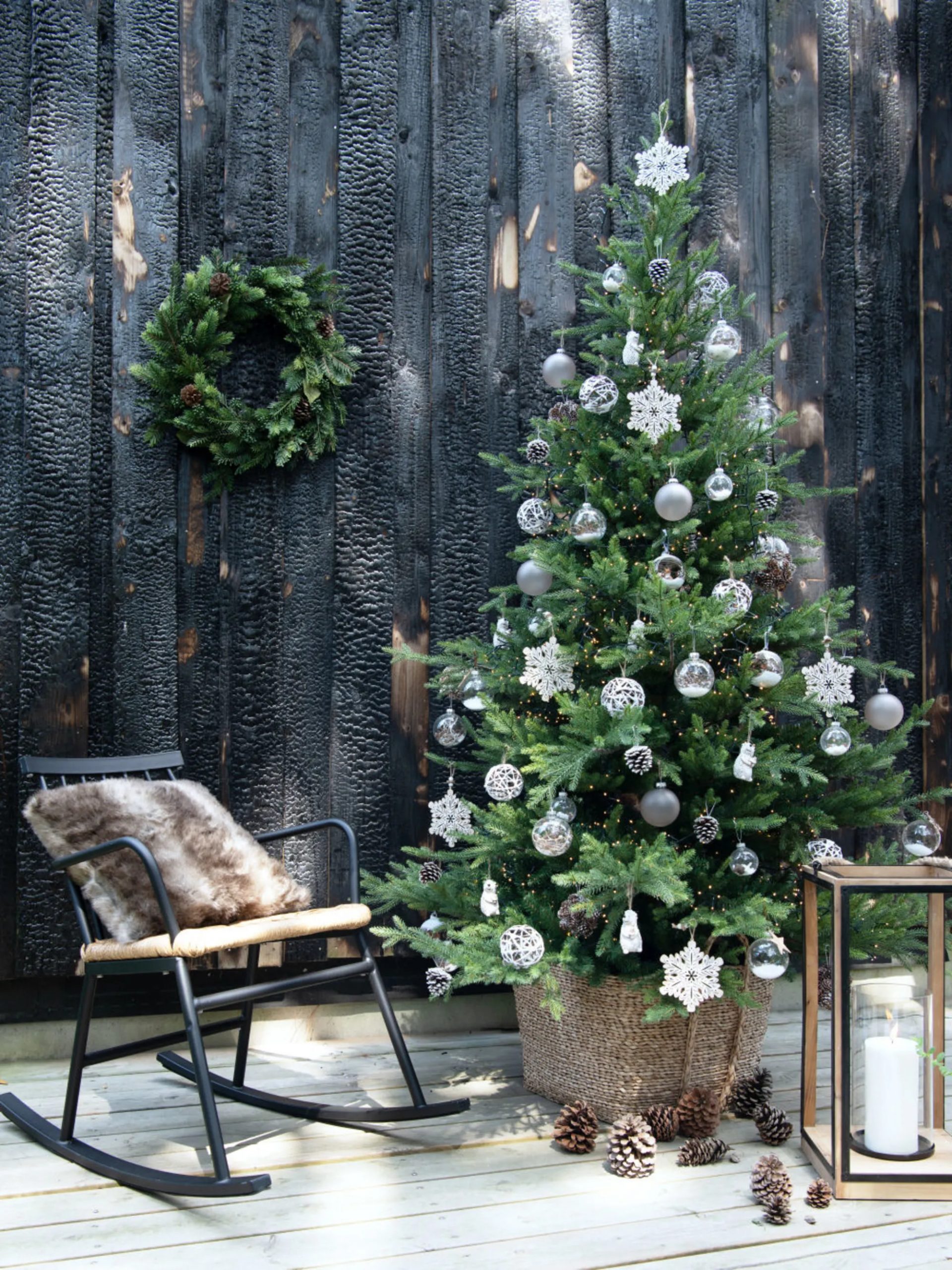 sapin sur terrasse maison en bois noir sapin sur terrasse maison en bois noir