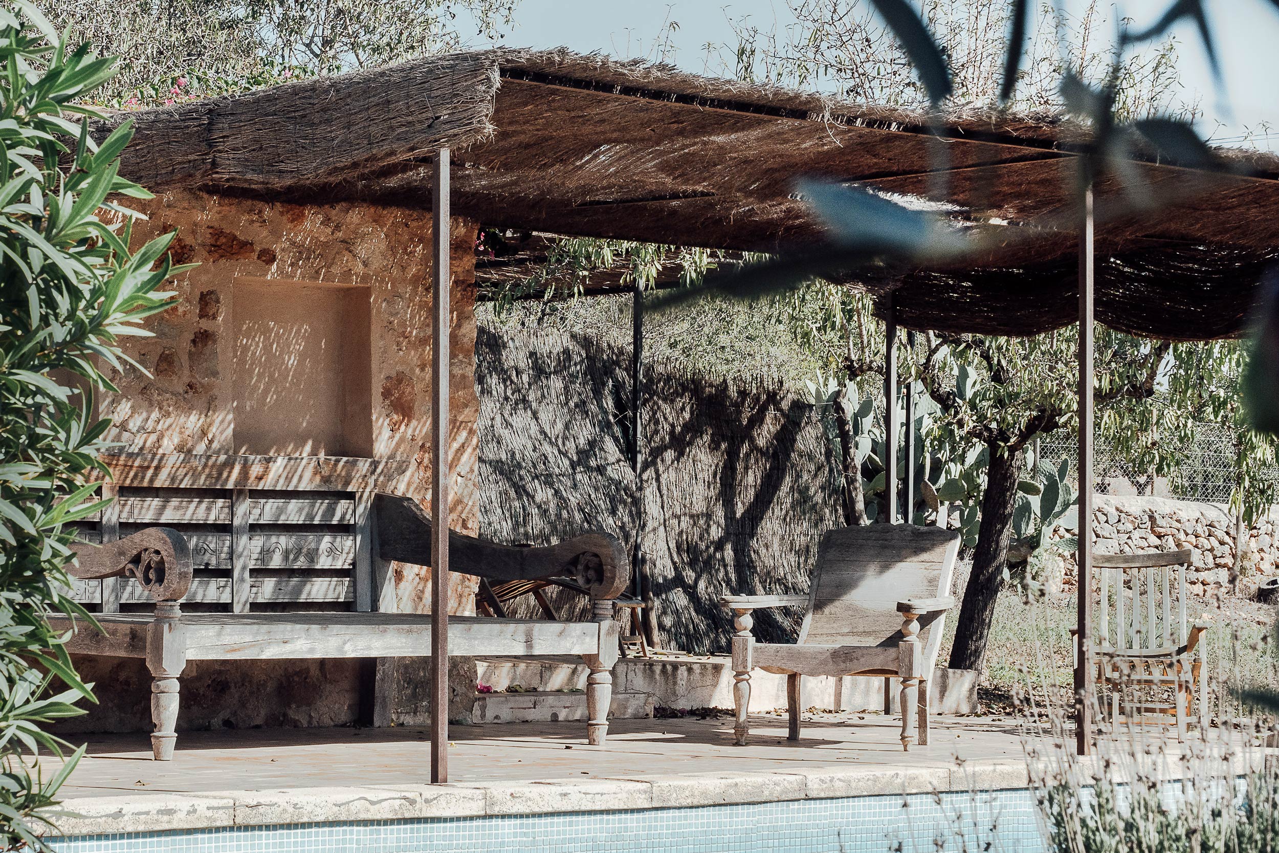terrasse avec canisses et piscine maison en pierres Majorque terrasse avec canisses et piscine maison en pierres Majorque