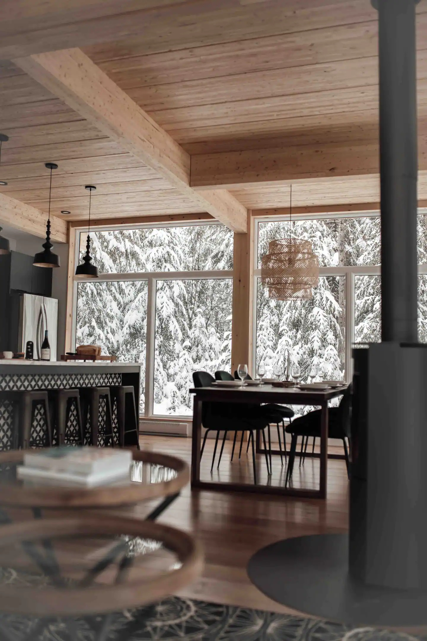 salon avec cuisine ouverte chalet contemporain salon avec cuisine ouverte chalet contemporain