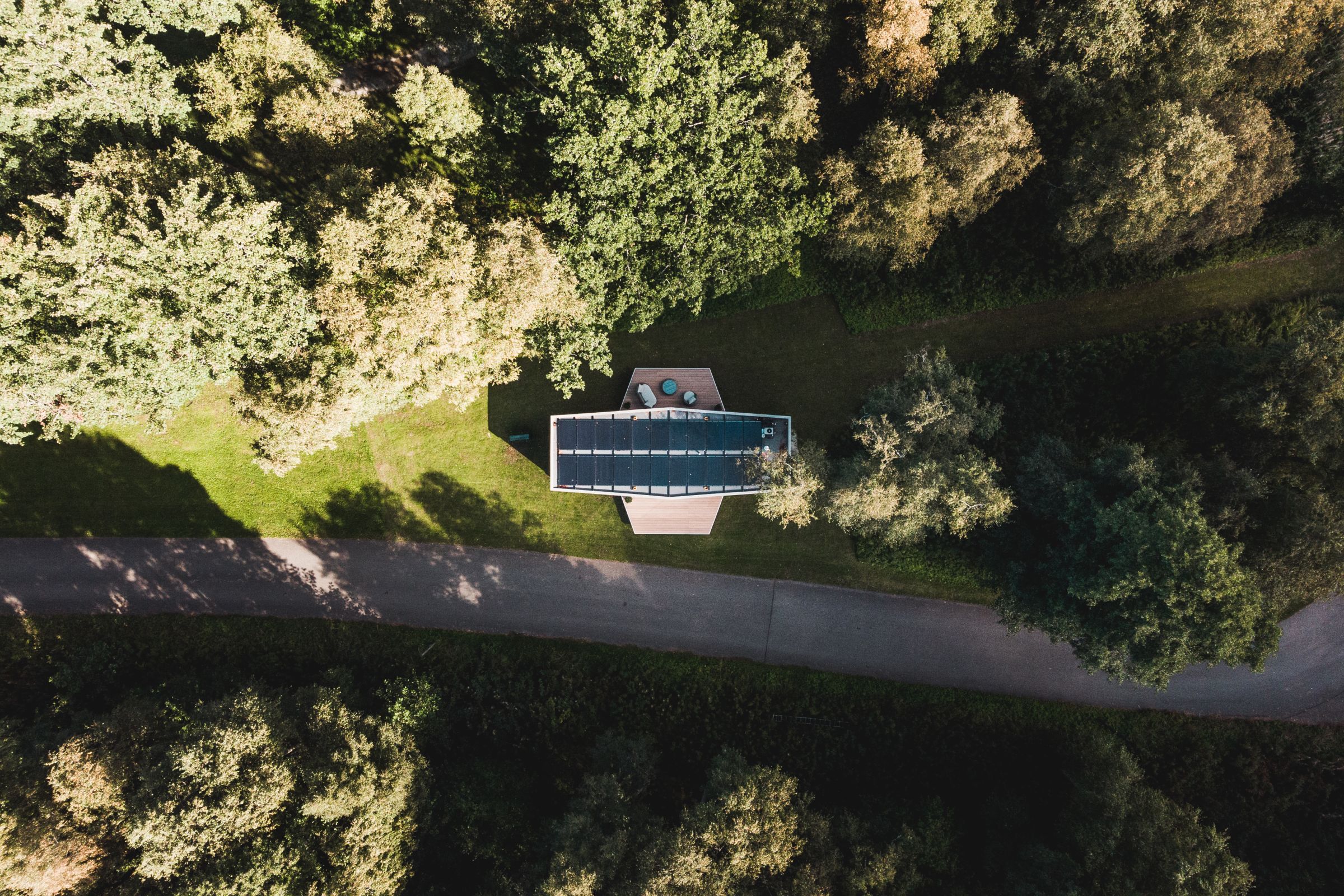 vue aérienne maison avec panneaux solaires toit vue aérienne maison avec panneaux solaires toit
