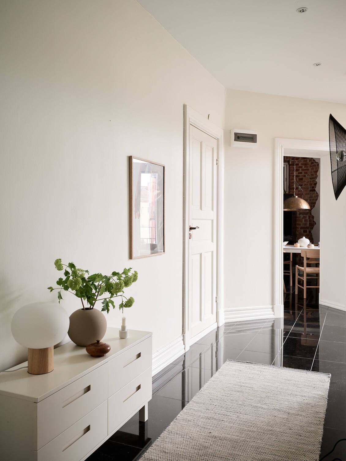 entrée design avec carrelage noir