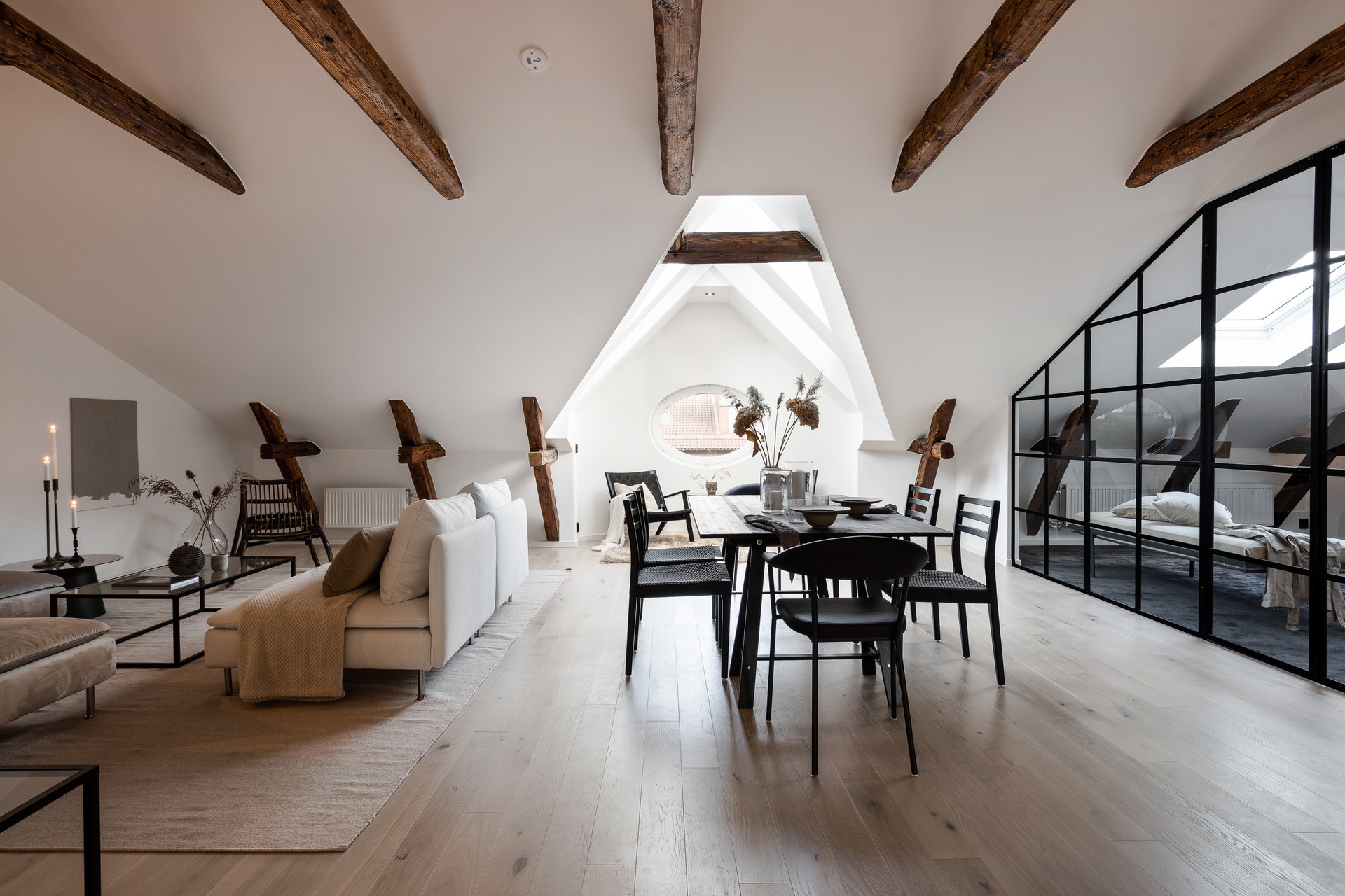 salon avec poutres et verrière appartement sous les toits