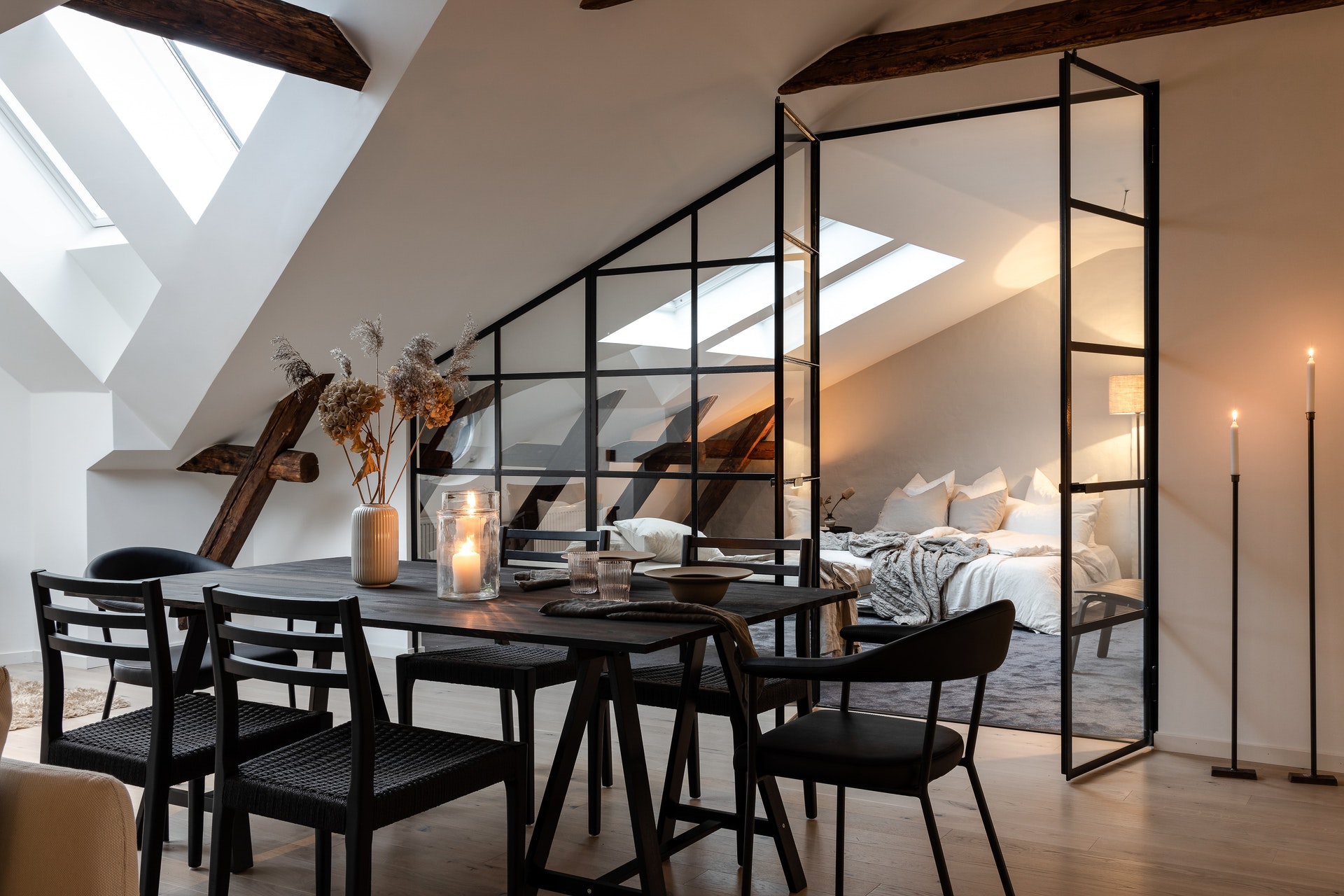 salon avec poutres et verrière appartement sous les toits
