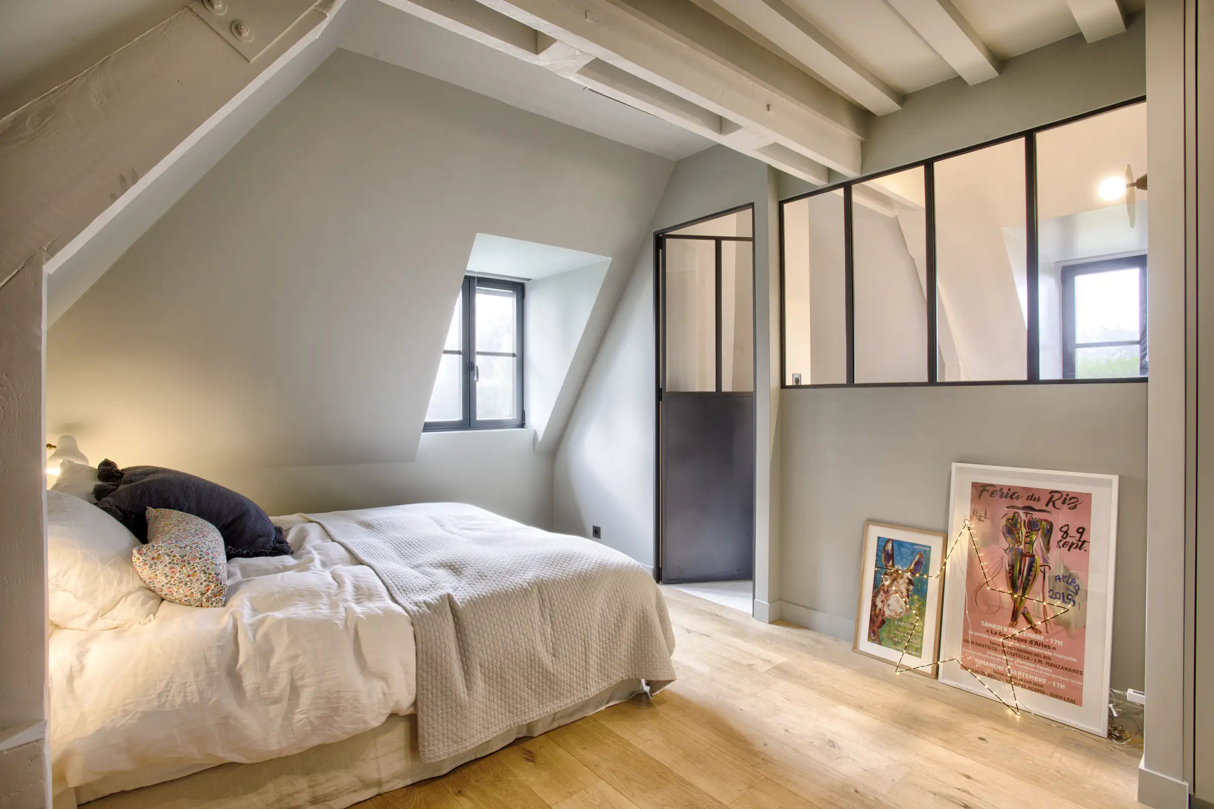 chambre sous combles avec poutres et verrière chambre sous combles avec poutres et verrière