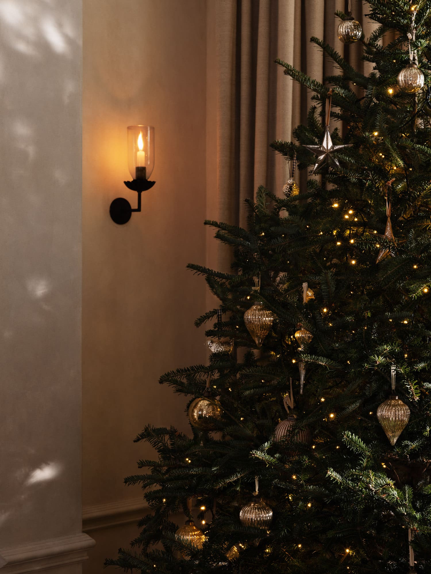 sapin avec boules dorées sapin avec boules dorées