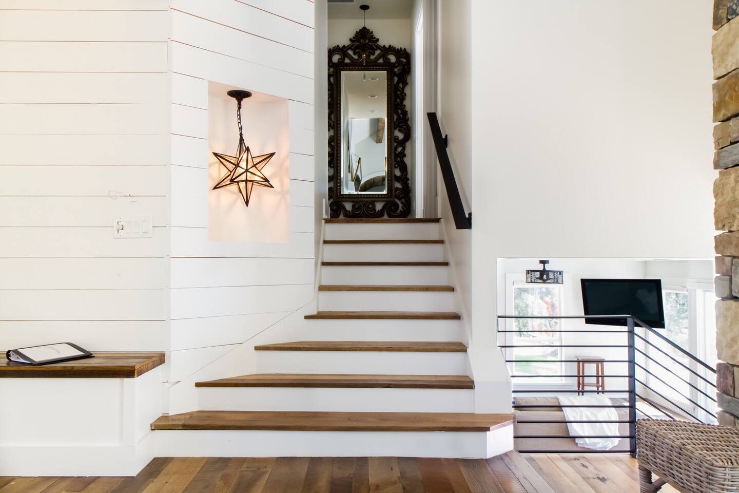 escalier bois peint en blanc