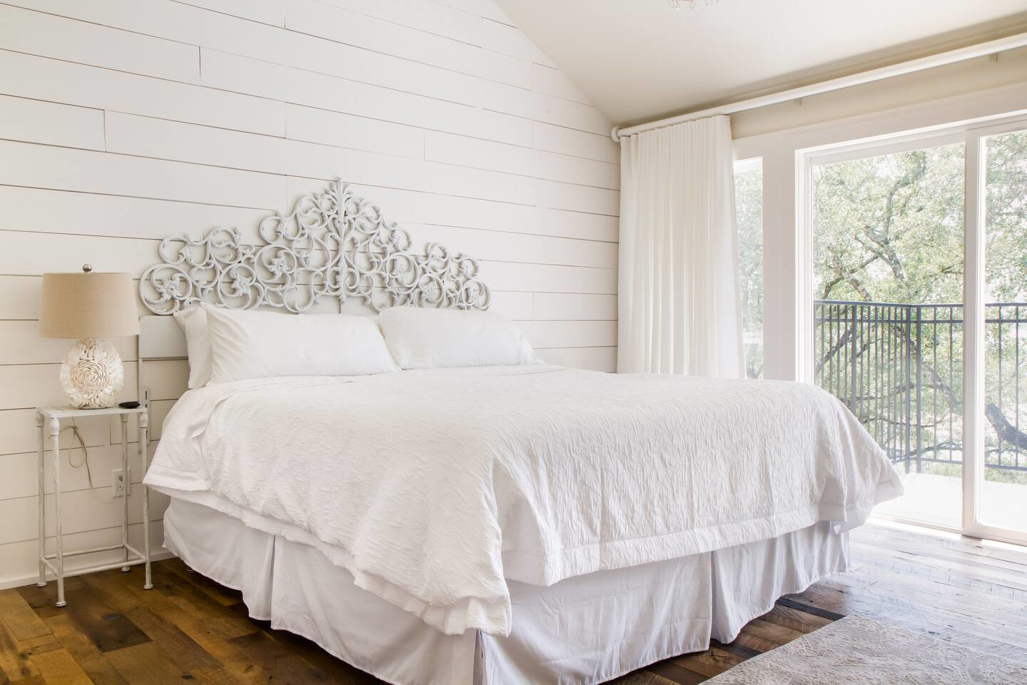 chambre murs lambris blancs