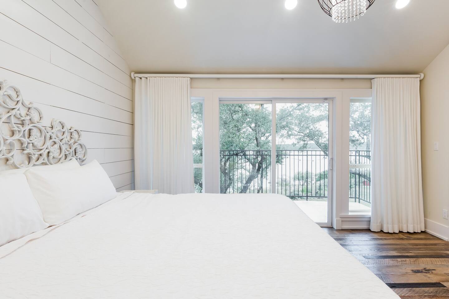 chambre murs lambris blancs