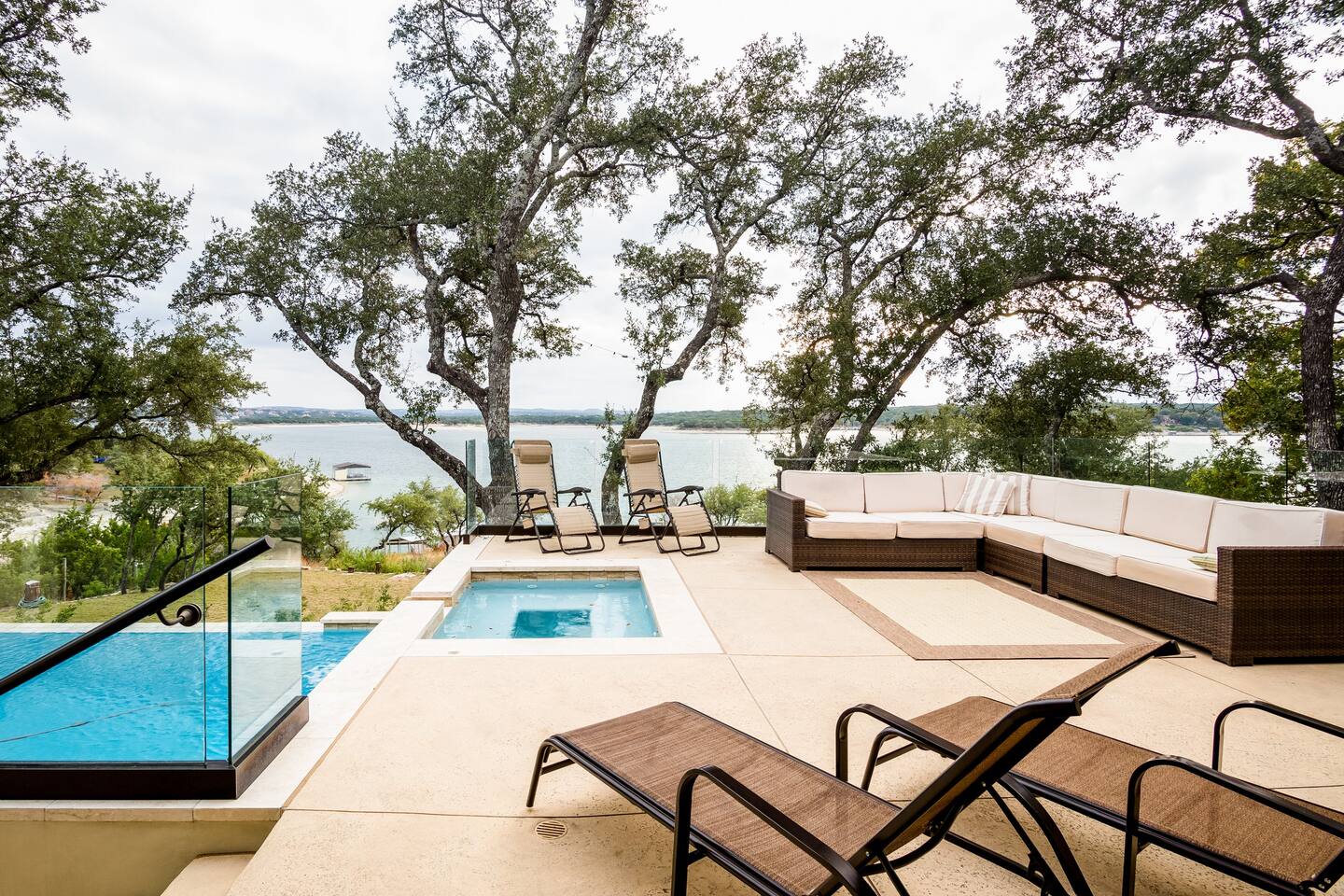 terrasse avec piscine et jacuzzi