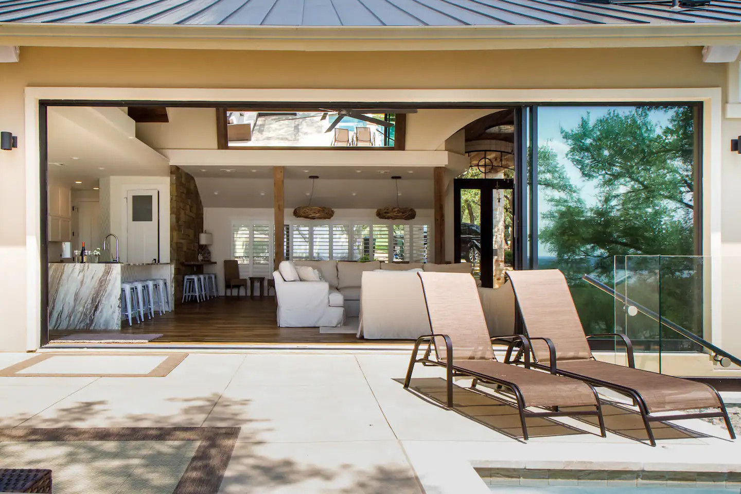 terrasse en pierre avec piscine