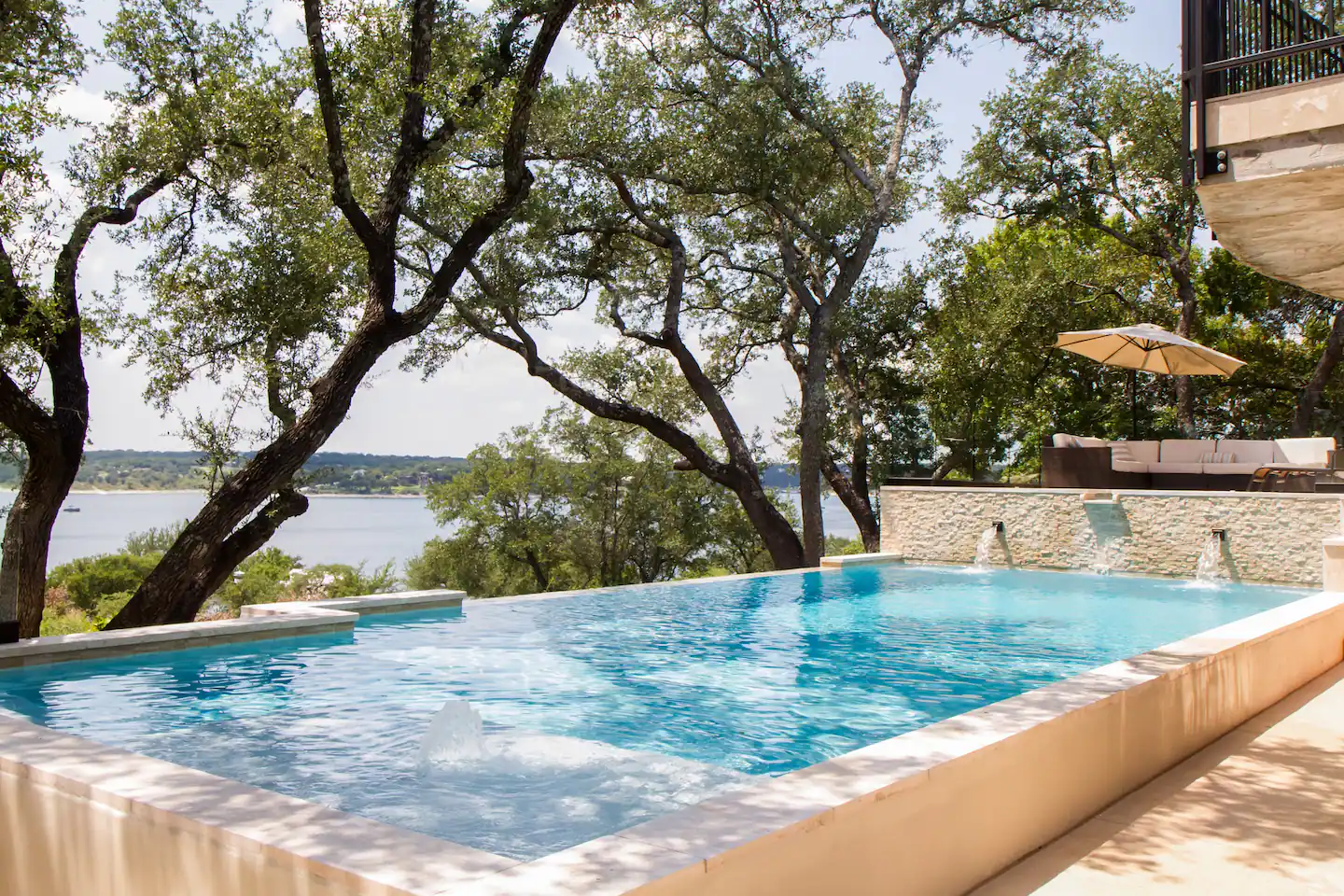 terrasse avec piscine à débordement
