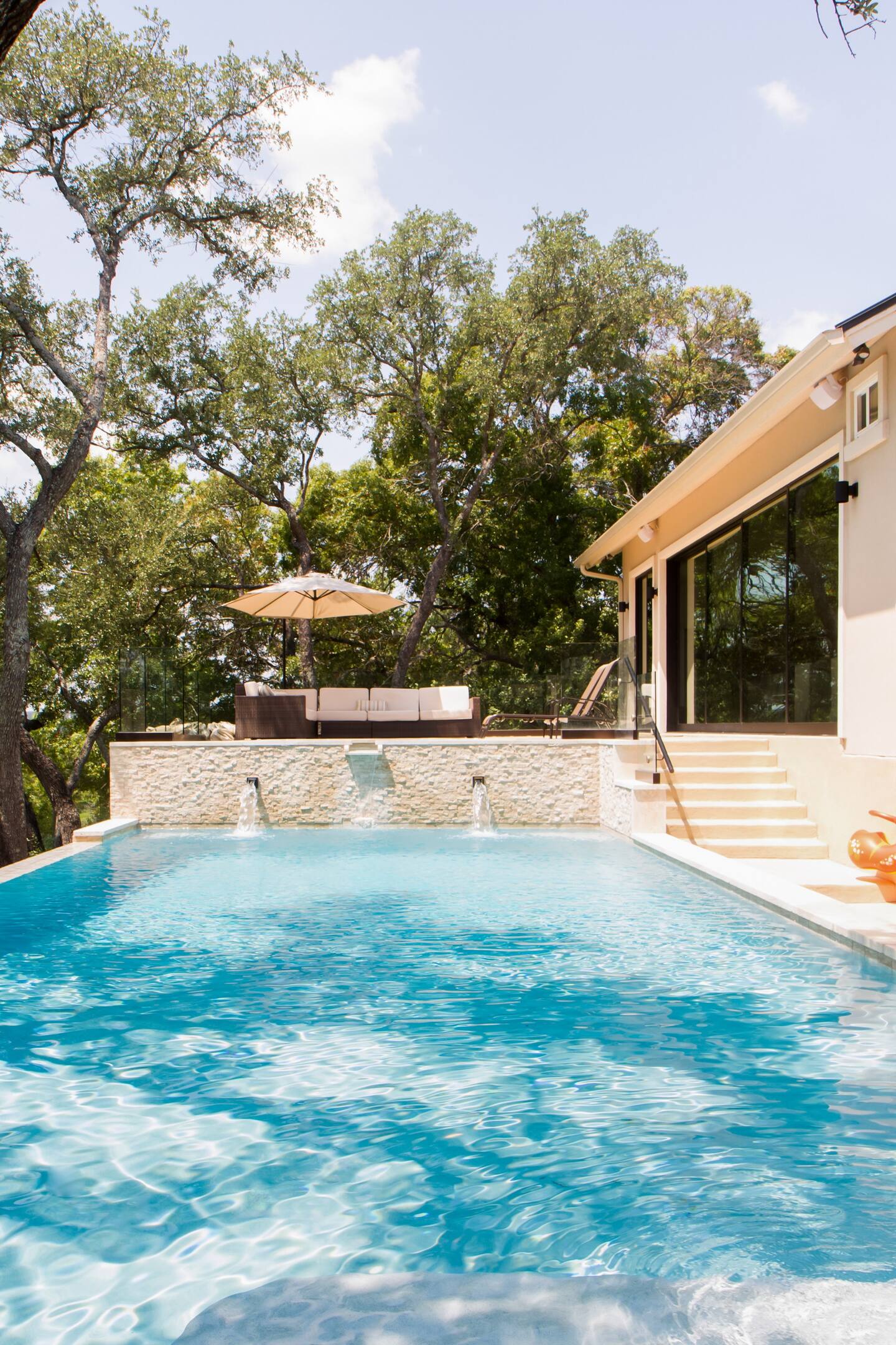 terrasse avec piscine à débordement