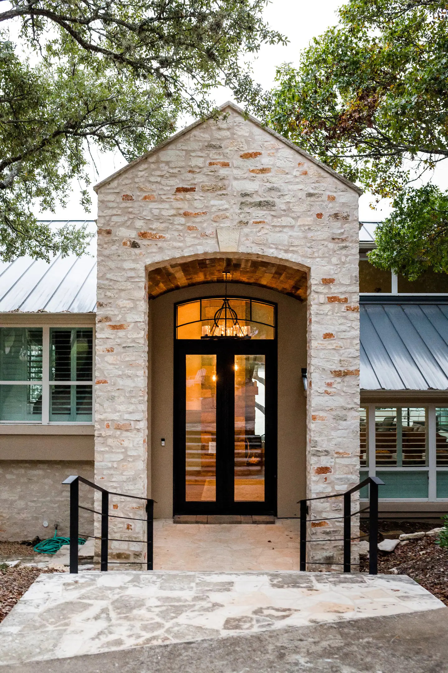 entrée maison pierres