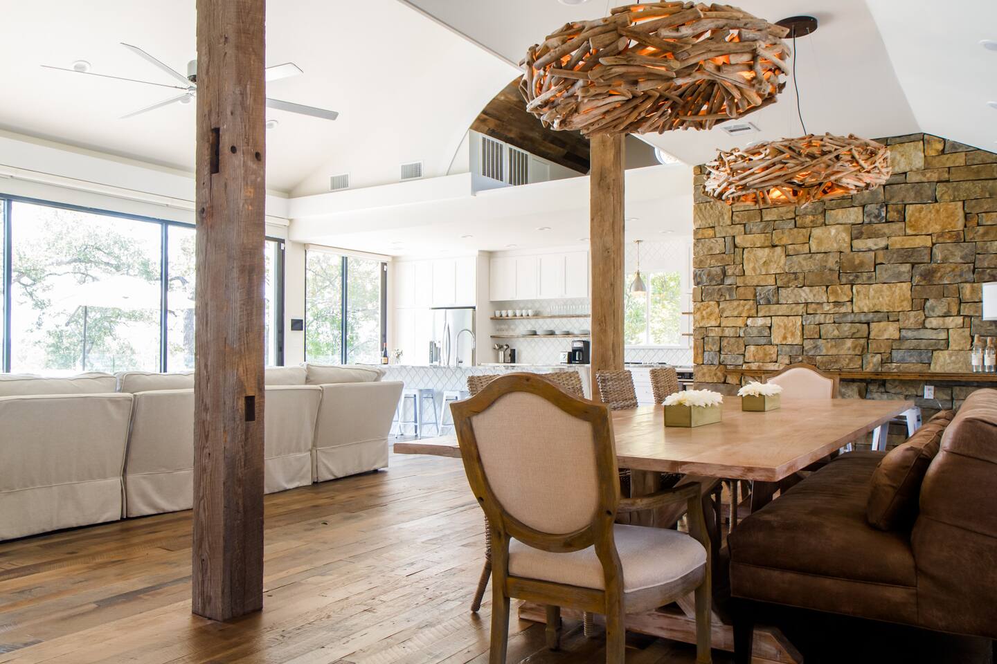 salle à manger avec mur pierres