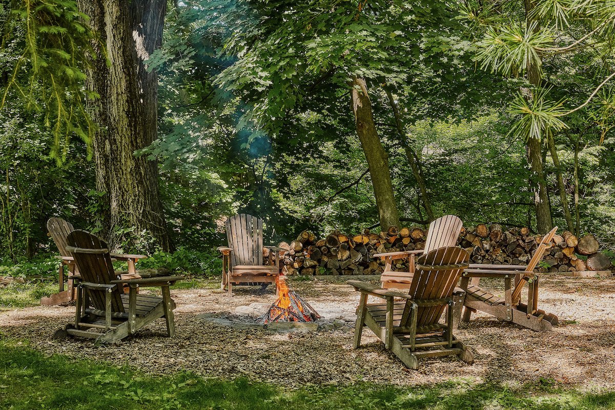 jardin avec fauteuils adirondack jardin avec fauteuils adirondack
