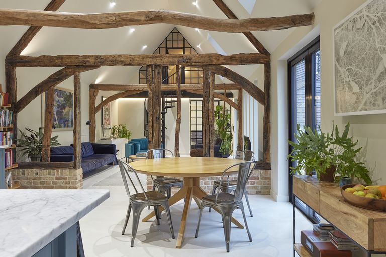 salle à manger avec poutres maison rénovée salle à manger avec poutres maison rénovée