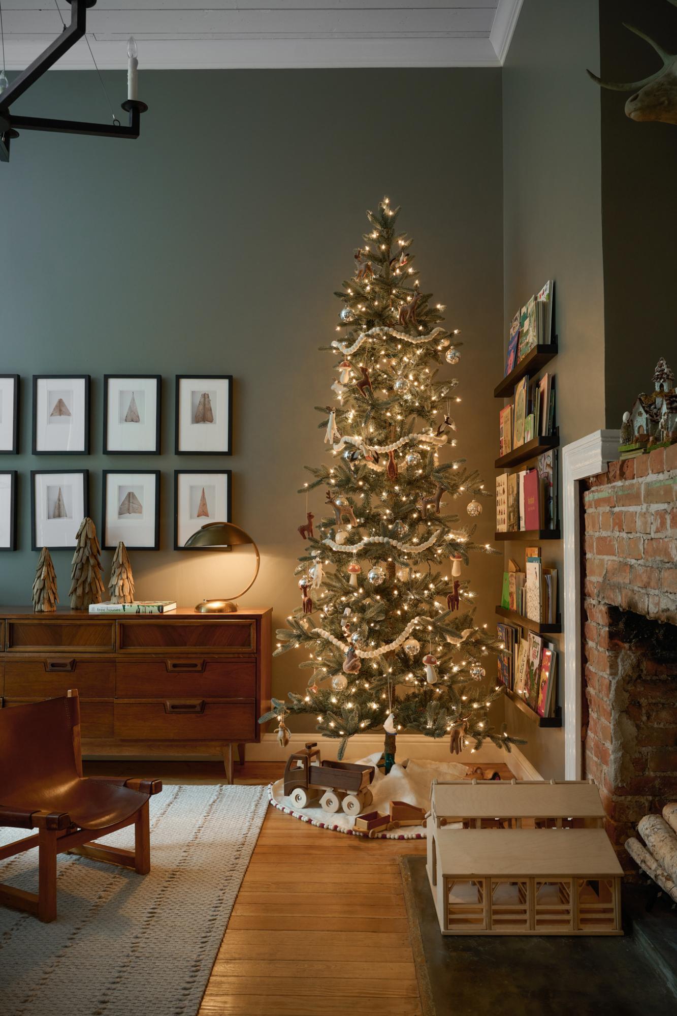 sapin décoré en blanc