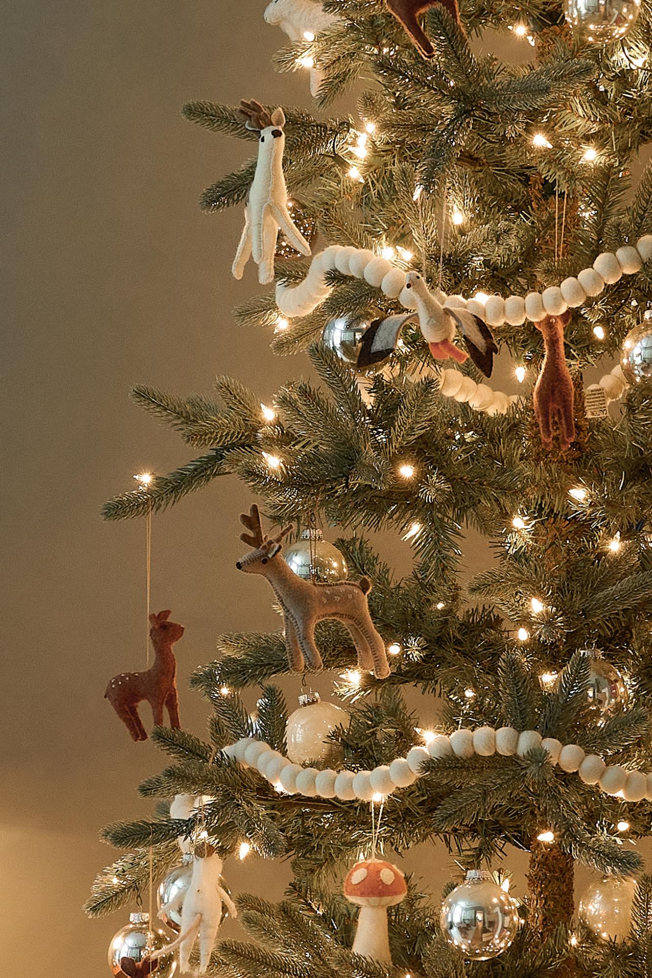 sapin décoré en blanc