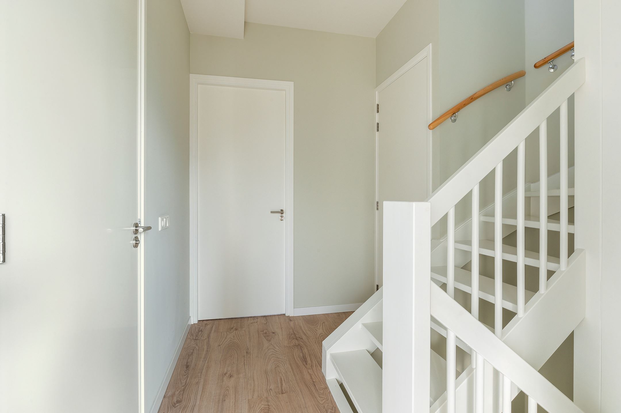 escalier bois laqué blanc