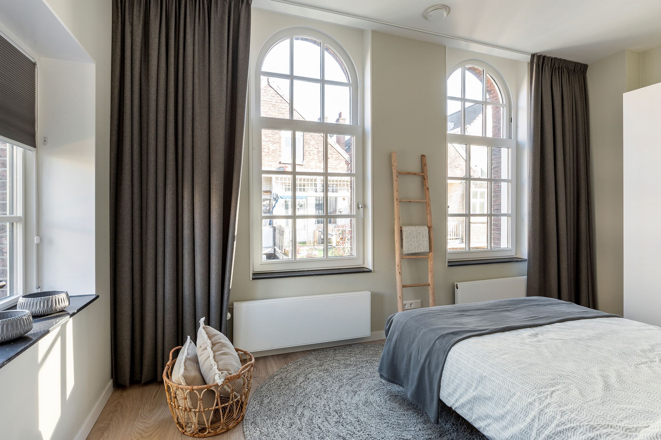 chambre murs vert pâle avec fenêtres en arche