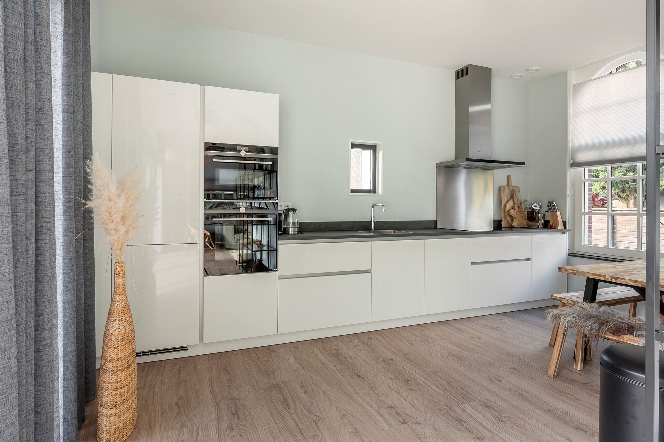 cuisine design blanche murs verts