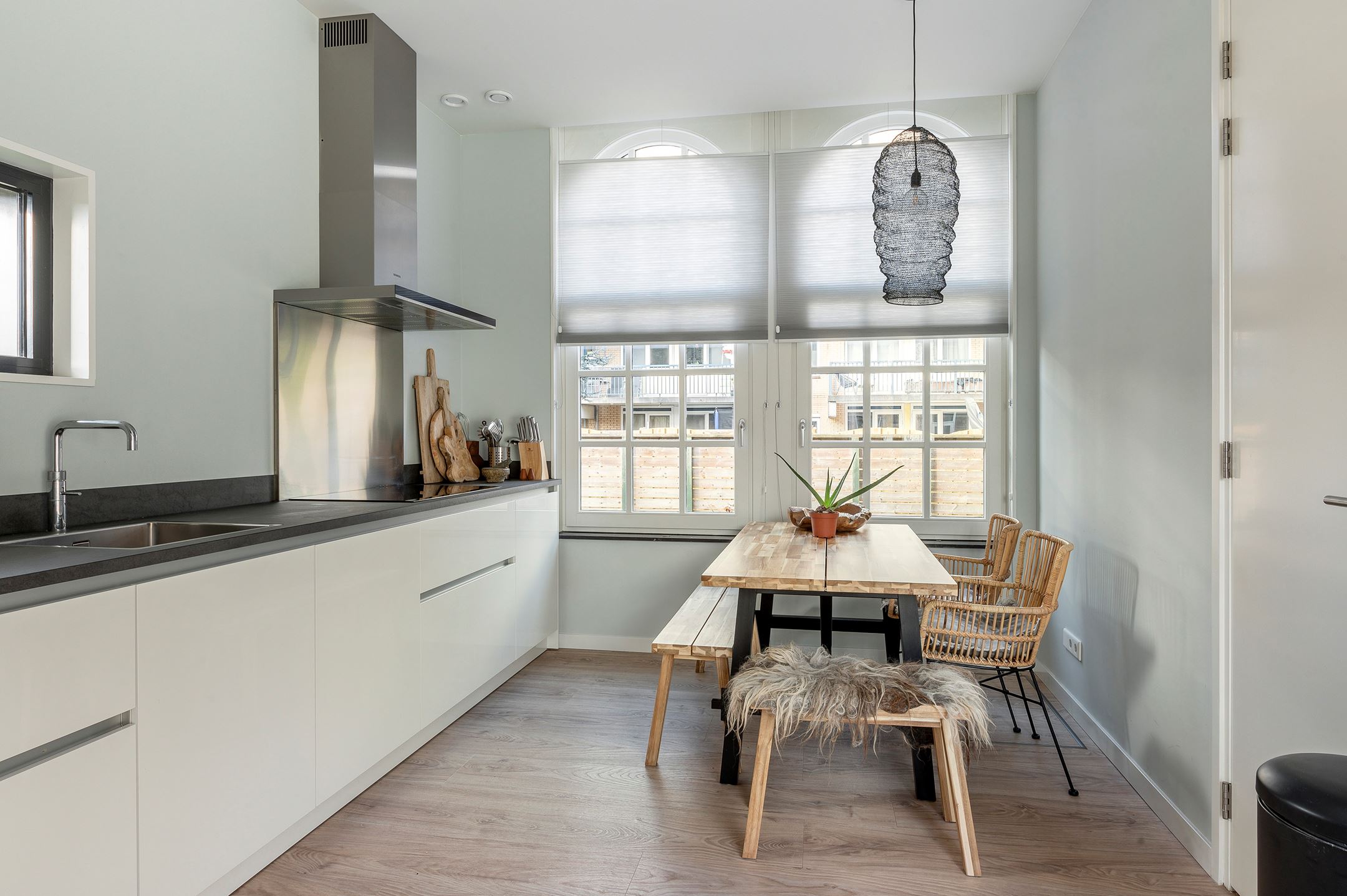 cuisine design avec table en bois