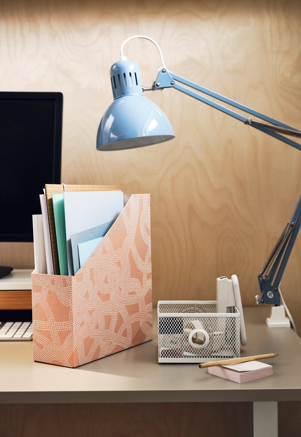 bureau et lampe