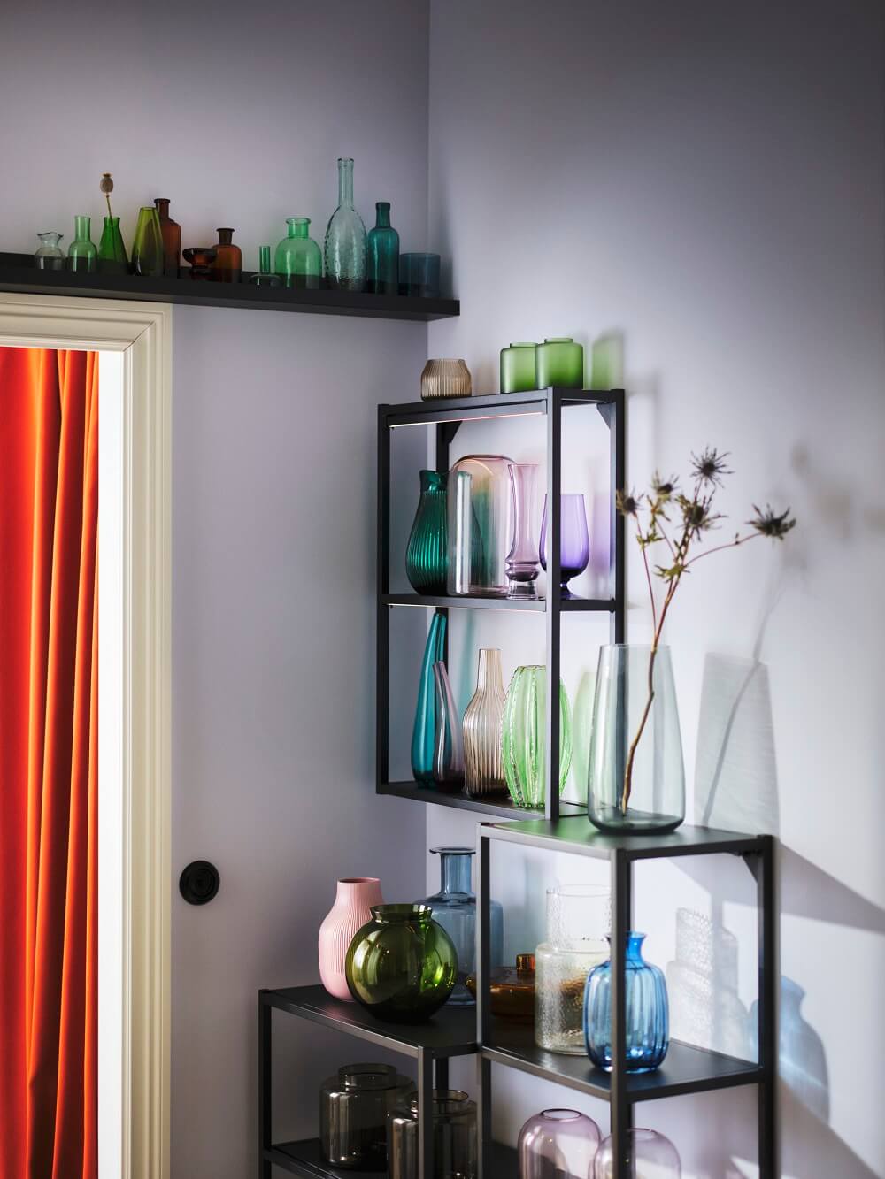 étagère avec collection vases