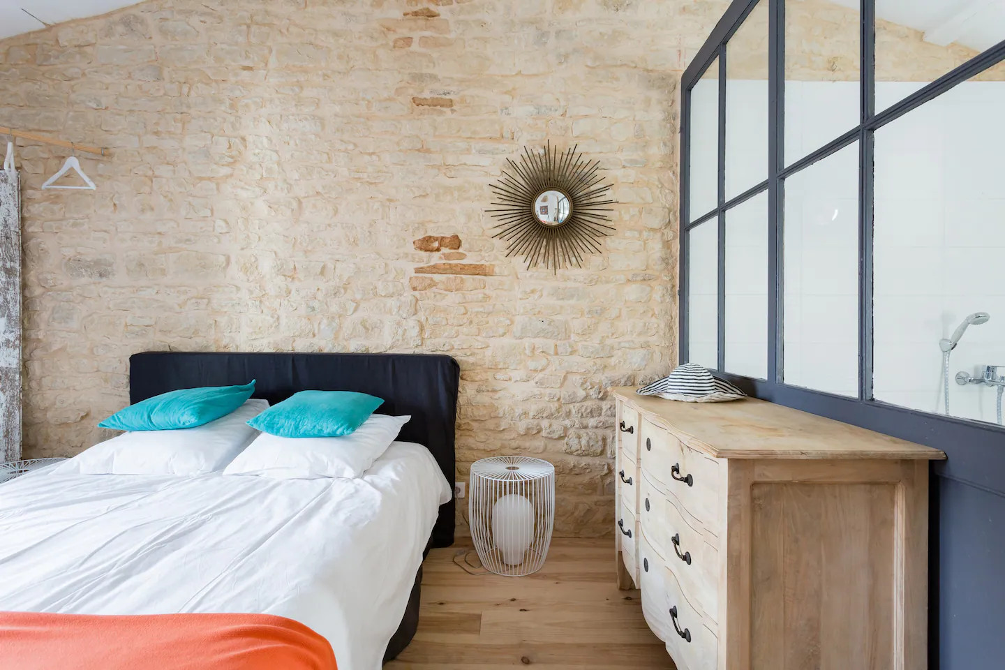 chambre avec mur de pierres