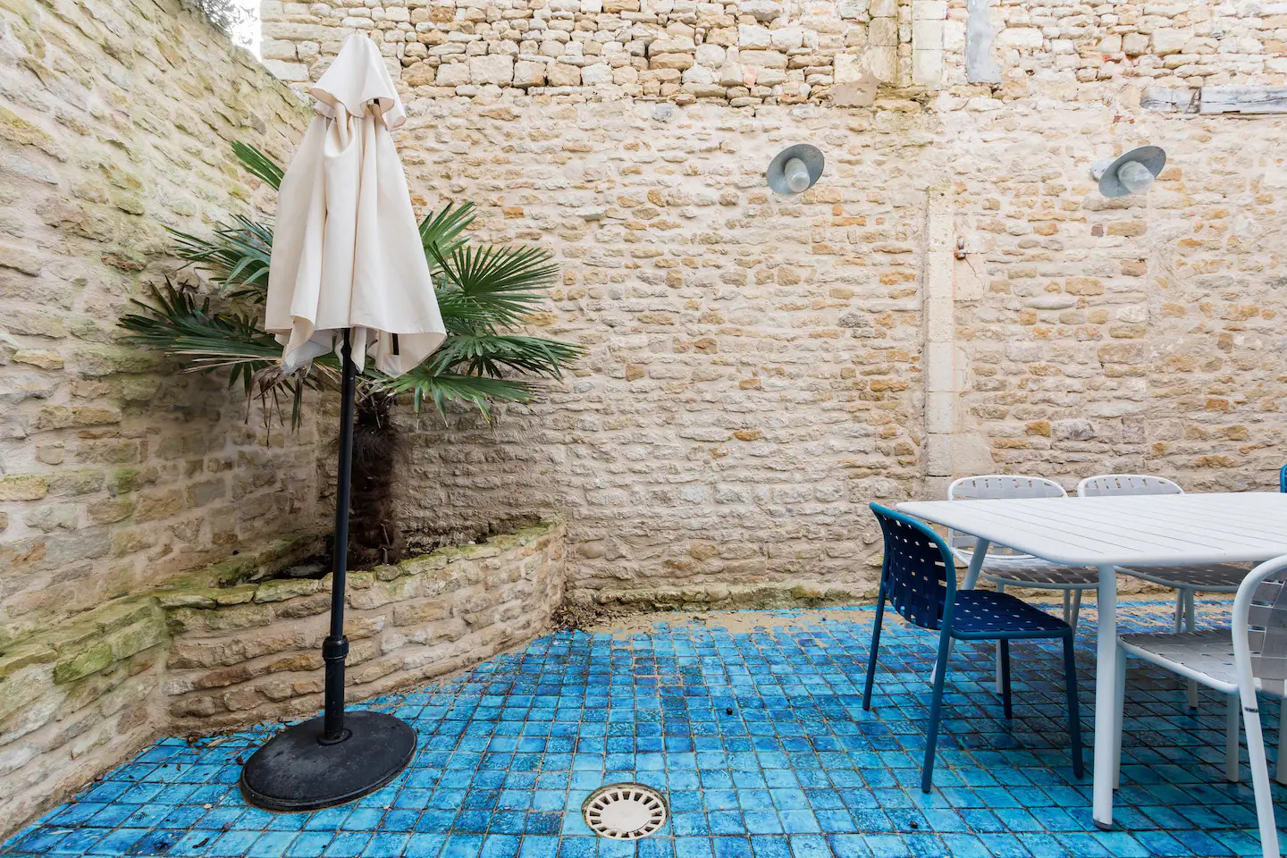 patio avec murs de pierres