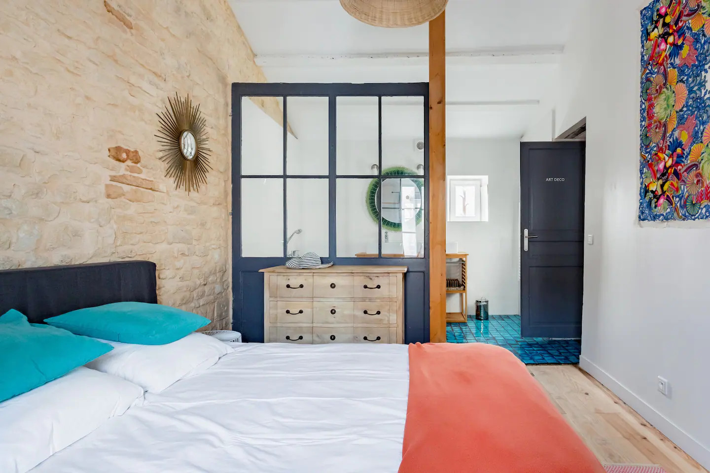 chambre avec mur de pierres