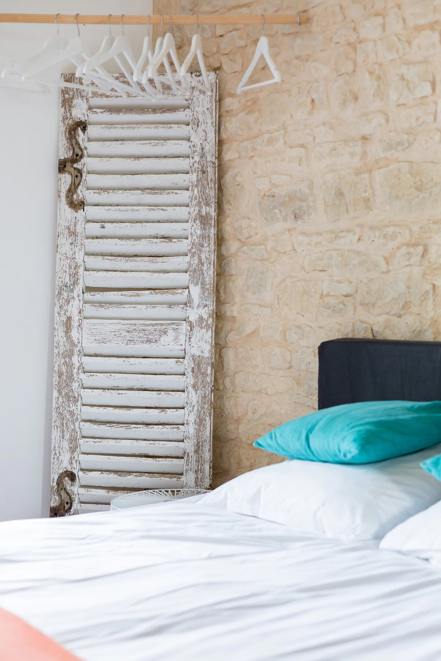 chambre avec mur de pierres