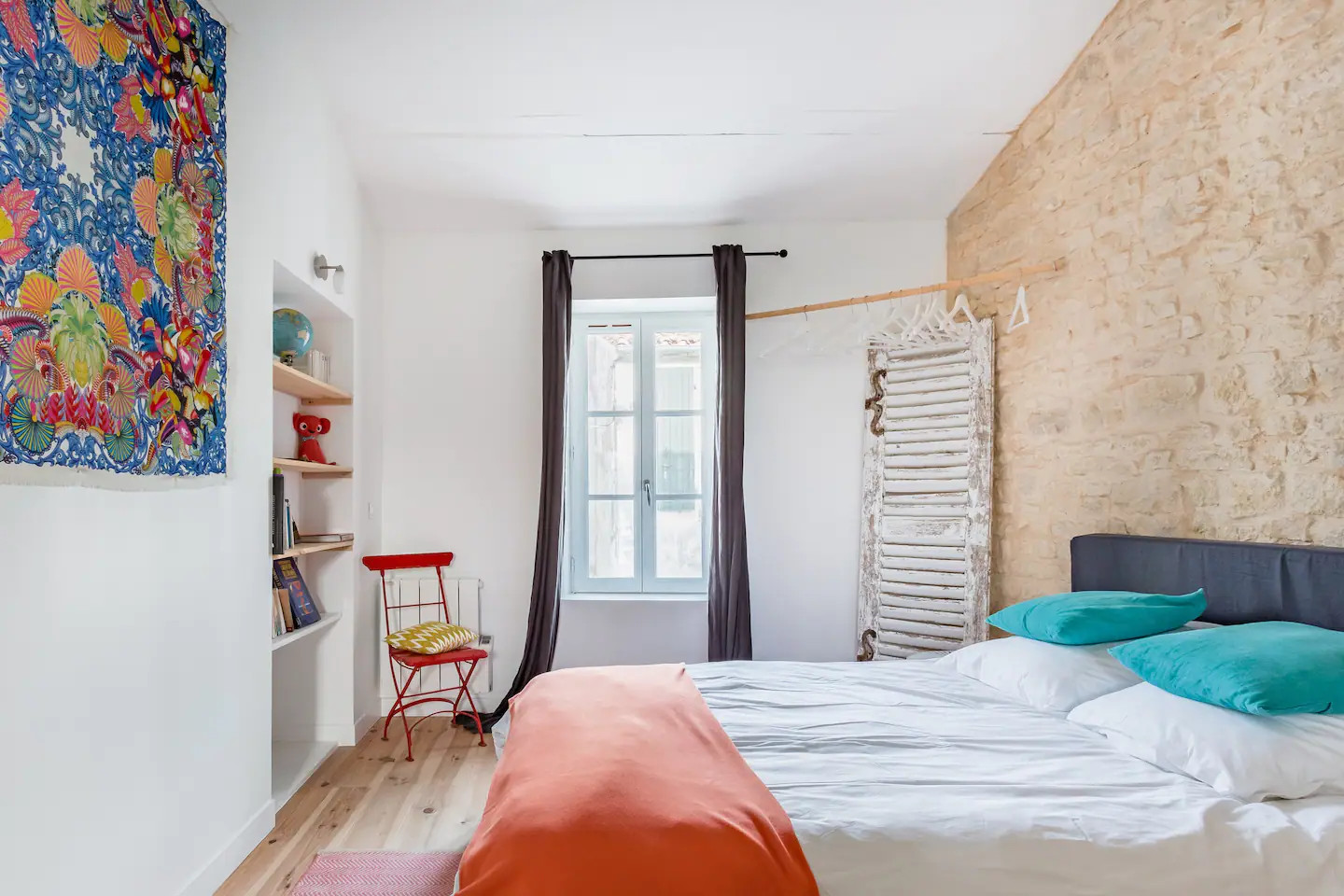 chambre avec mur de pierres