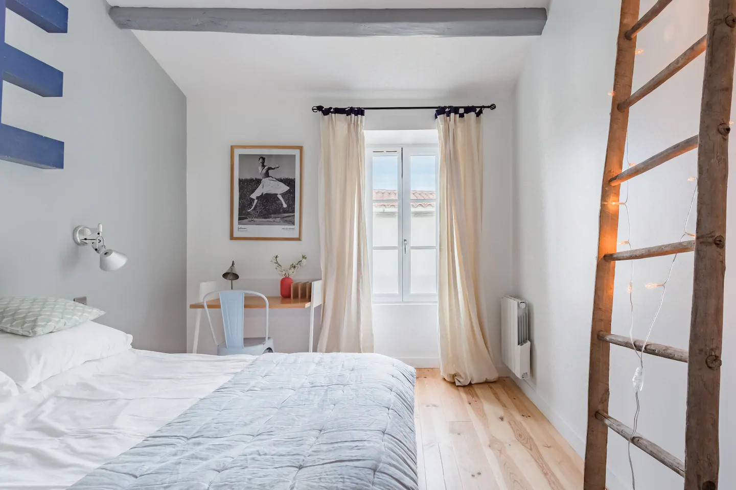chambre avec coin bureau
