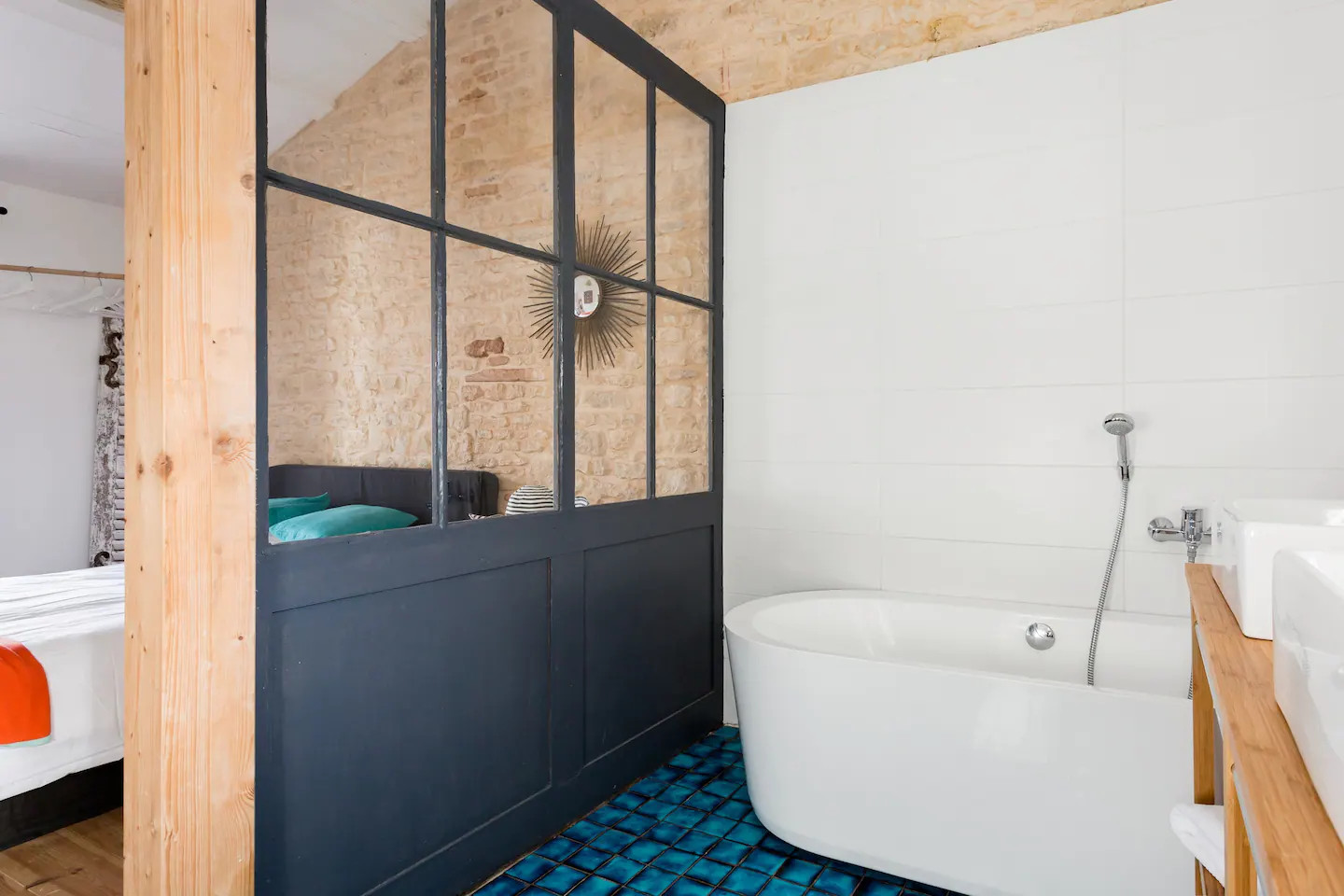 salle de bain avec verrière