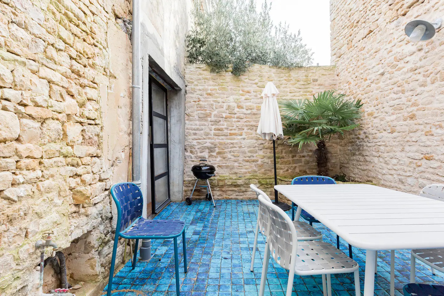 patio avec murs de pierres