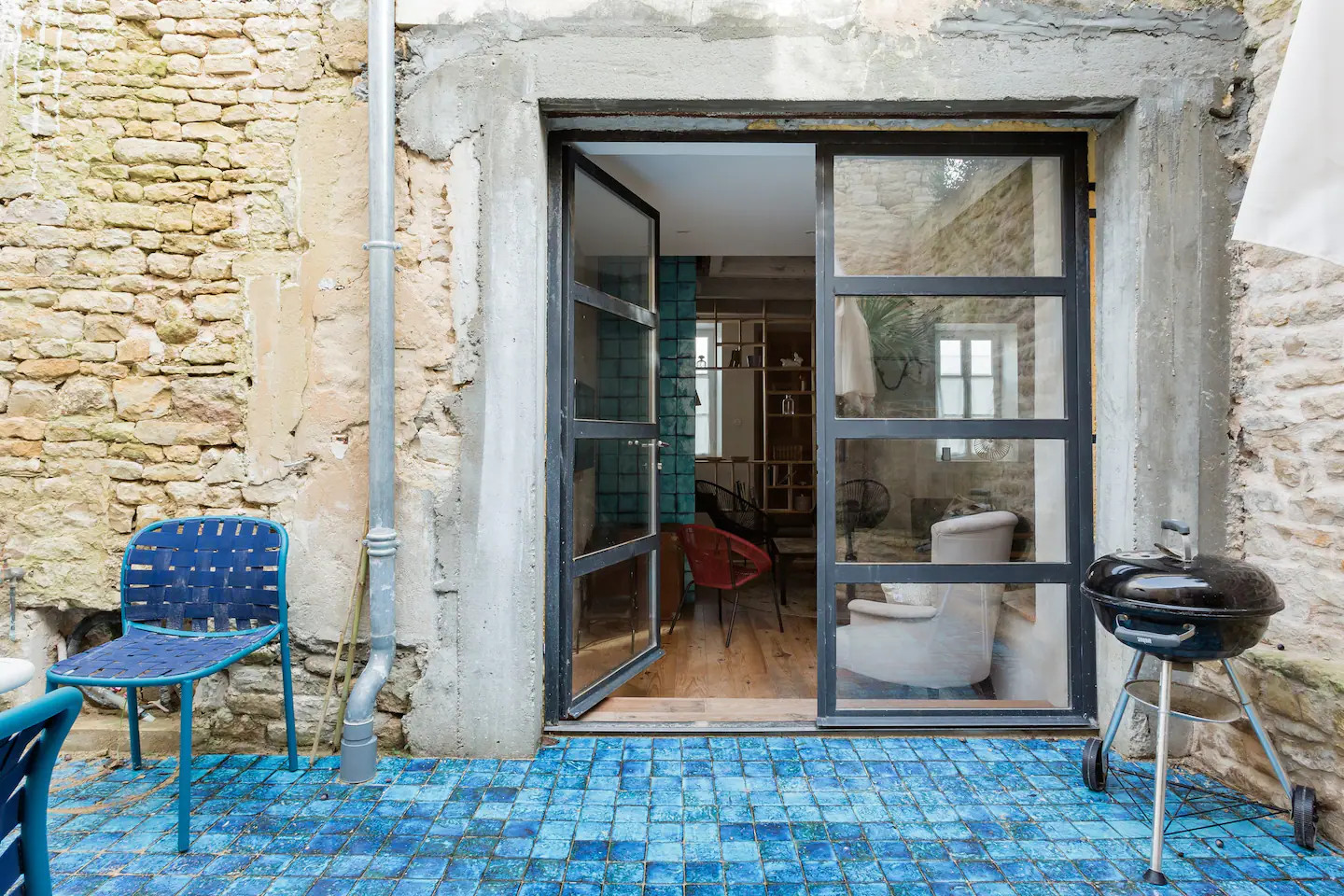 patio avec murs de pierres